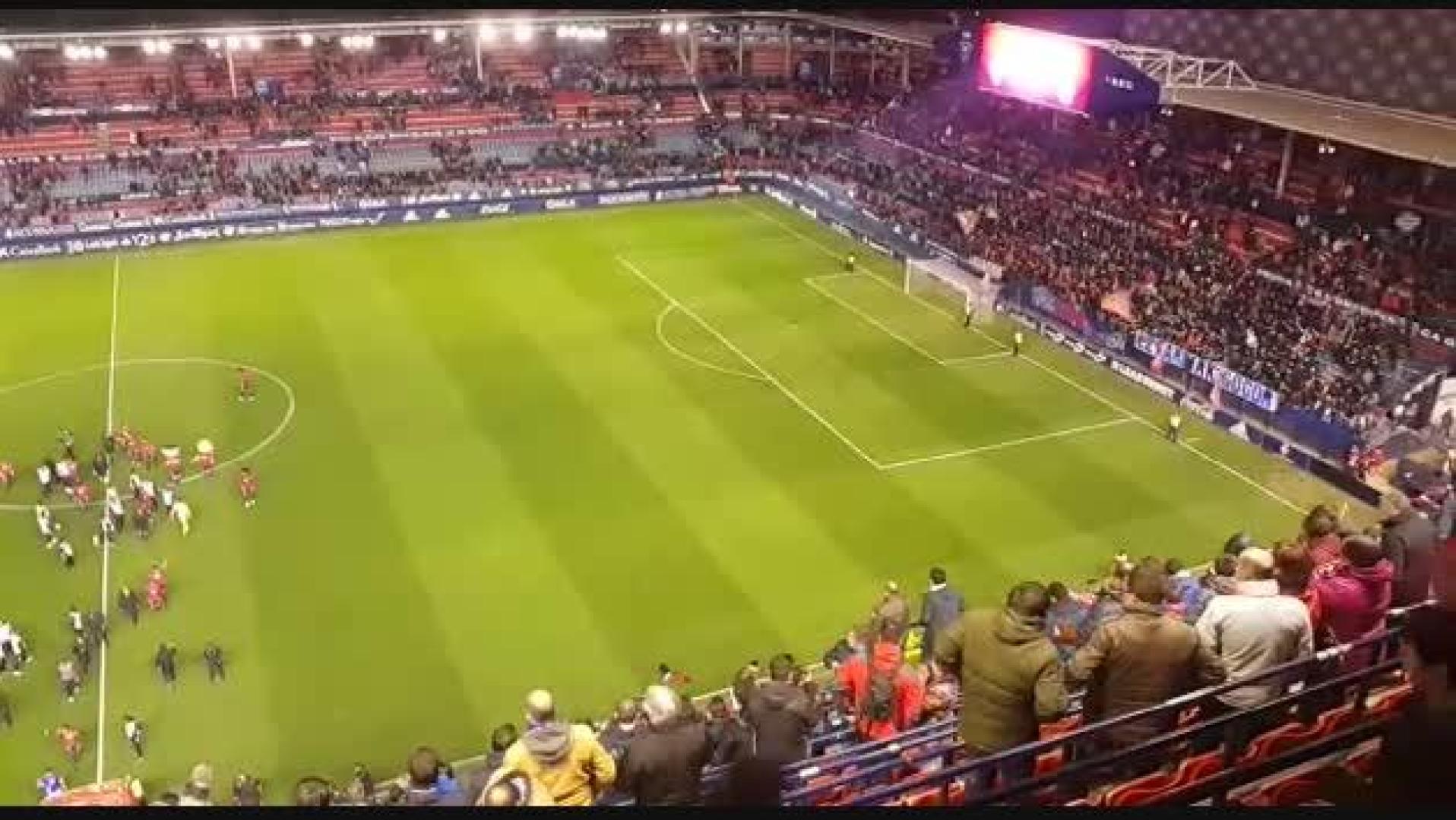 La afición de Osasuna celebra la victoria contra el Oviedo