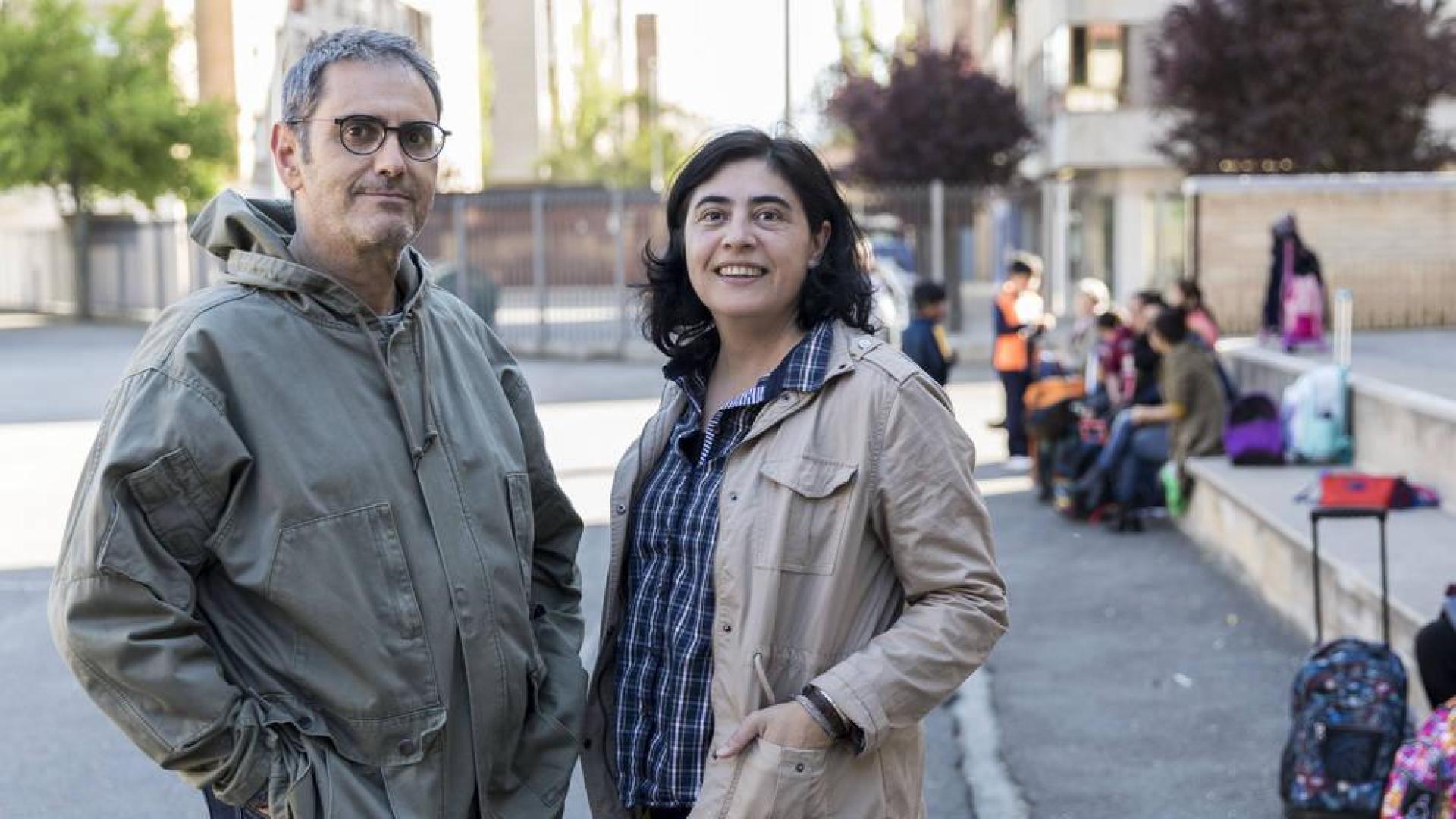 Natxo Loyola Eraso y Raquel Balsera Cabello son voluntarios del programa Lexcit en el colegio público Iturrama, donde fomentan la lectura con escolares de Primaria.