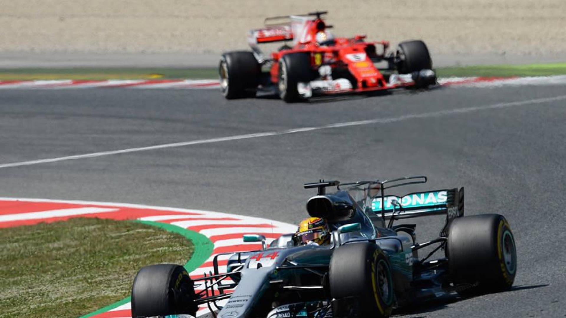 Hamilton le gana la batalla táctica a Vettel