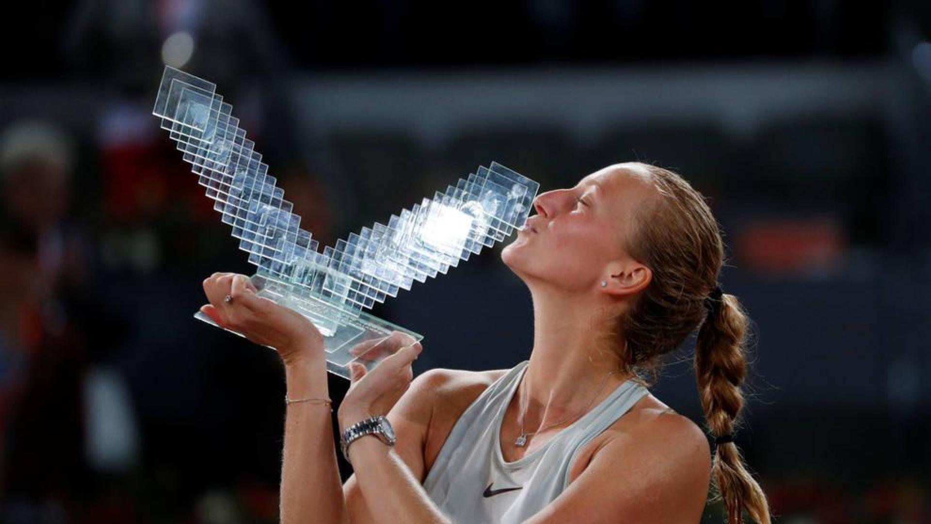 Kvitova se lleva una dura final con Bertens y hace triplete en Madrid
