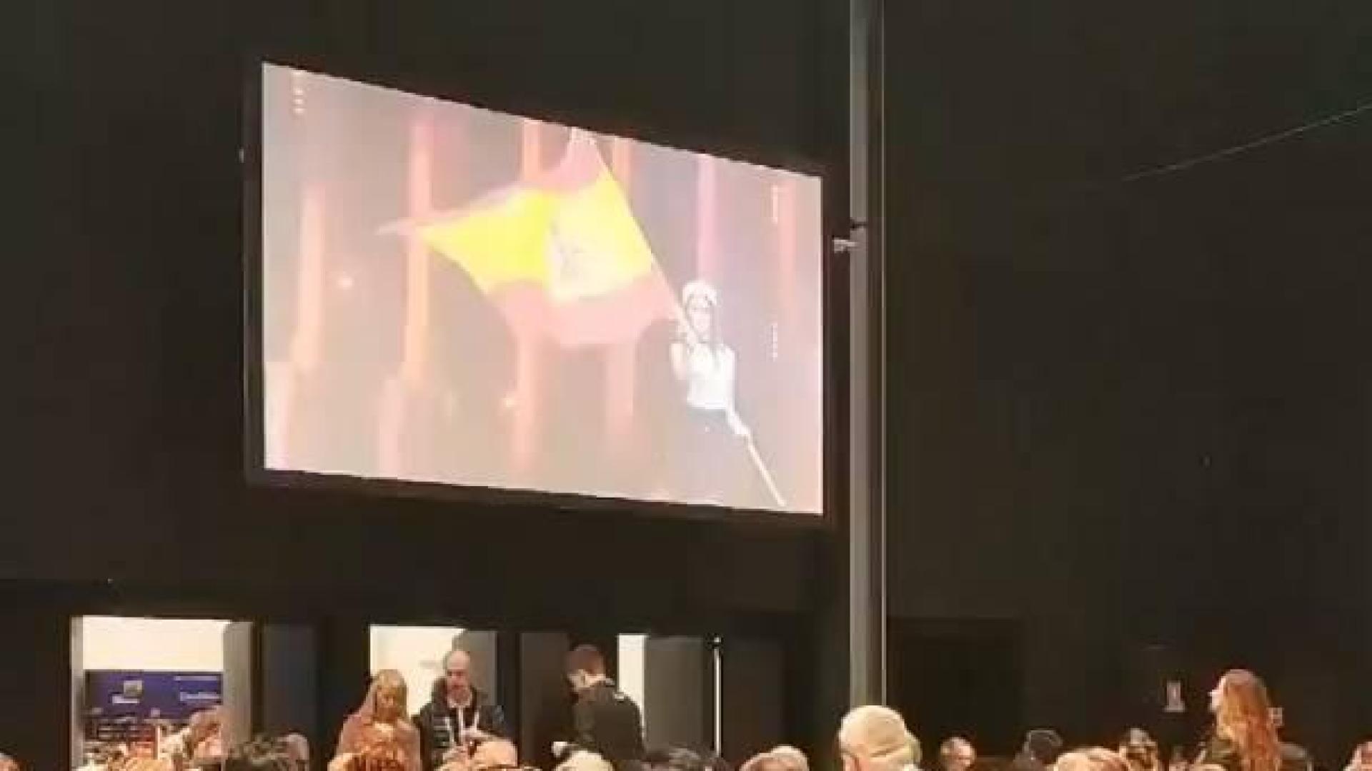 Amaia y Alfred reciben una gran ovación desde la sala de prensa del Altice Arena en el paseo de las banderas.