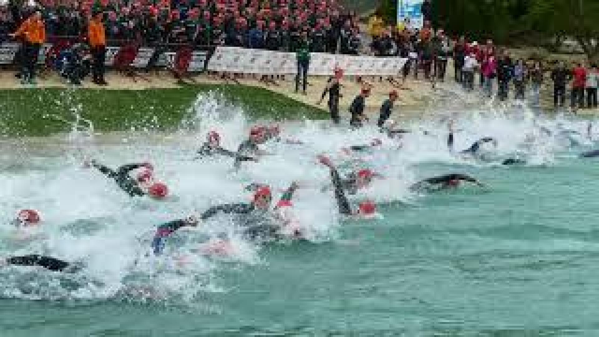 Salida de la Half Triatlón Pamplona-Iruña
