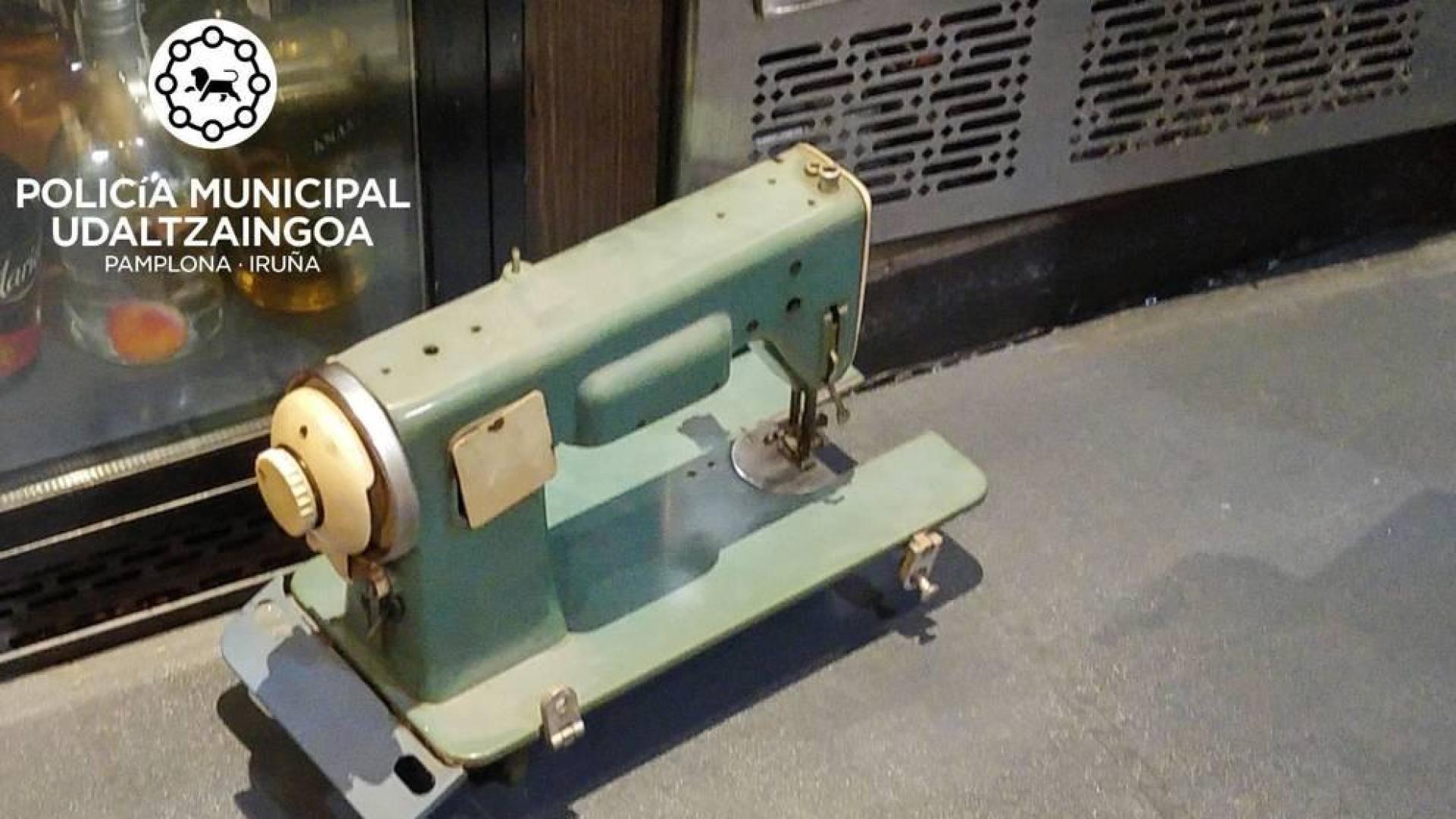 Evacuado al CHN tras caerle una máquina de coser en un bar de Pamplona