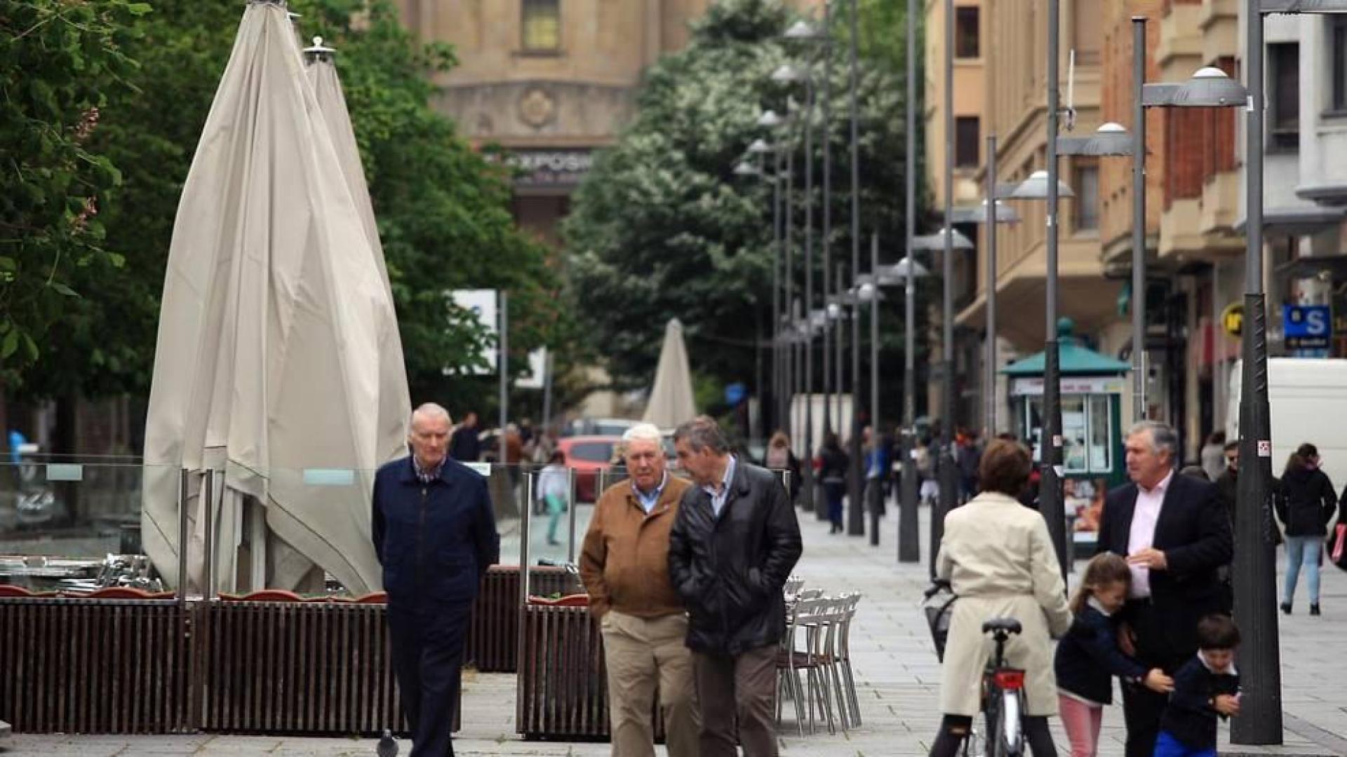 Los abrigos y los paragüas han vuelto a las calles de Pamplona después del breve periodo de calor vivido hace unos días.