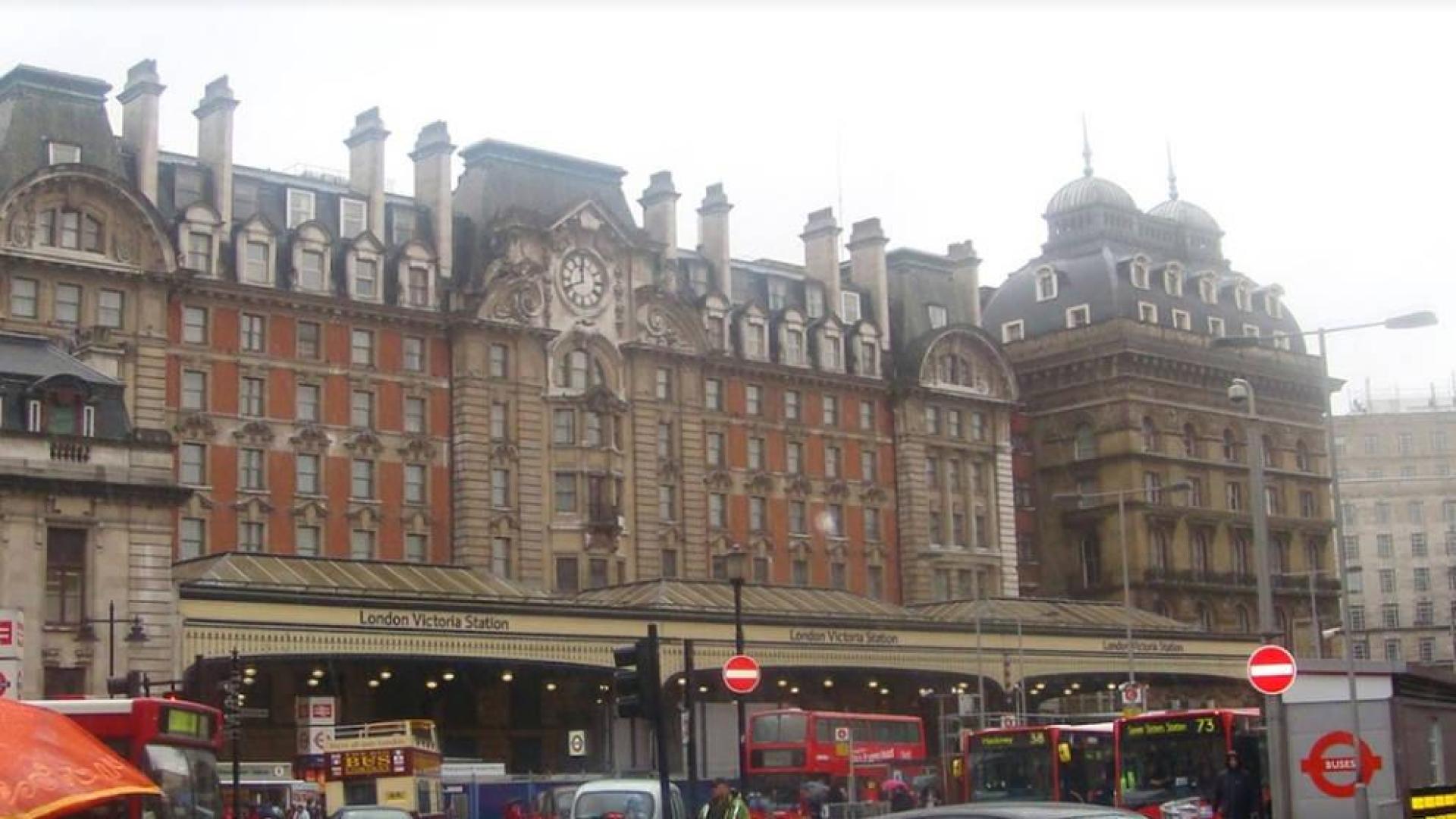 Cierran la estación de autobuses de Victoria en Londres por un paquete sospechoso