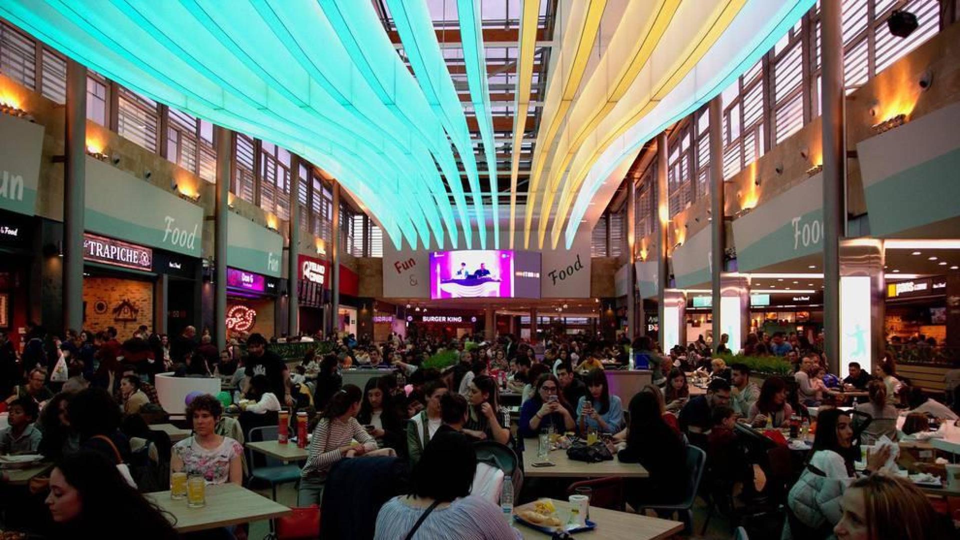 Jóvenes y familias se reunieron en el centro comercial de Itaroa para seguir la gala de Eurovisión.