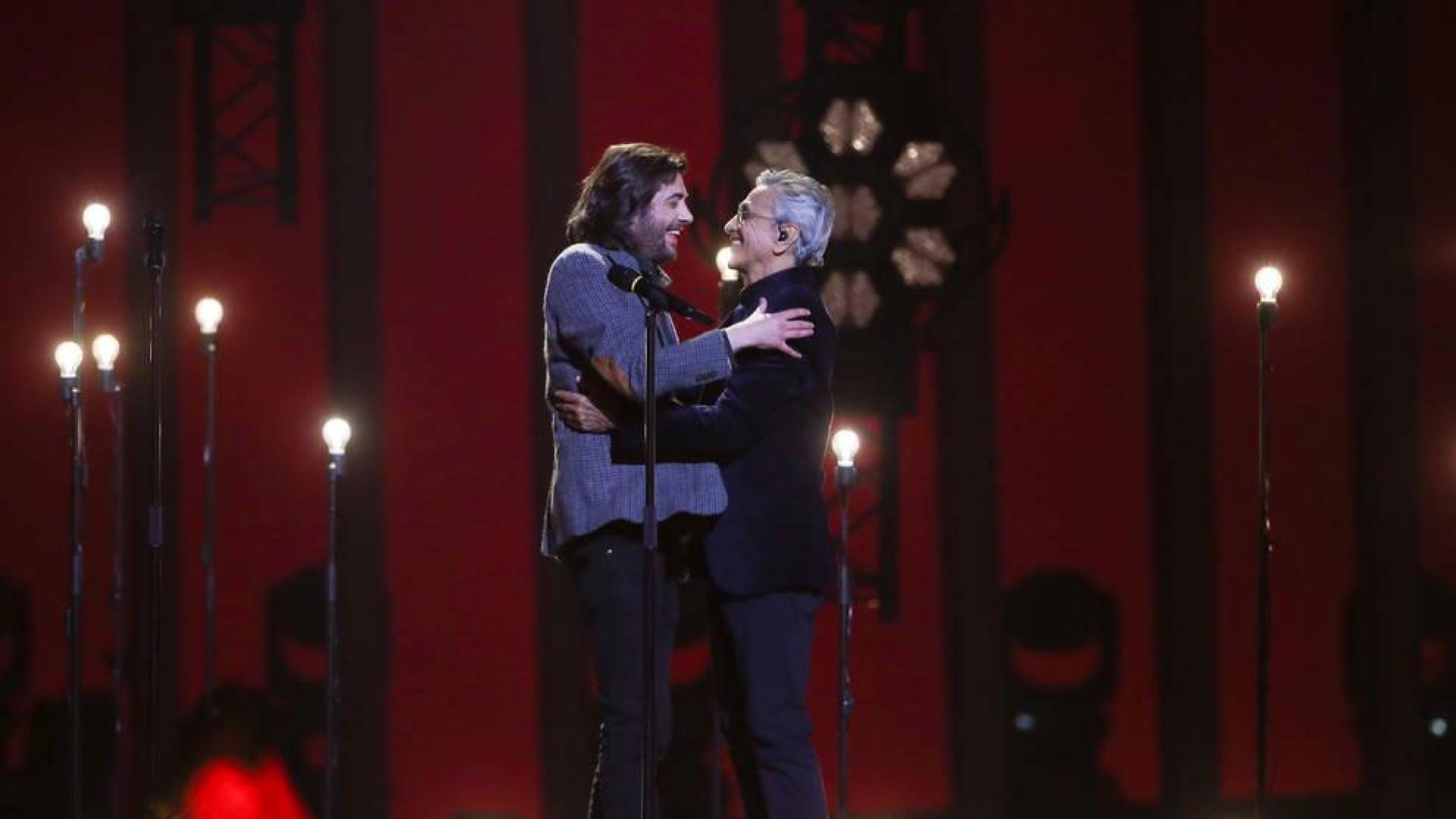 Salvador Sobral, el ganador de Eurovisión 2017, interpreta 'Mano a mano' y 'Amar pelos dois' con Julio Resende al piano y el cantante brasileño Caetano Veloso.