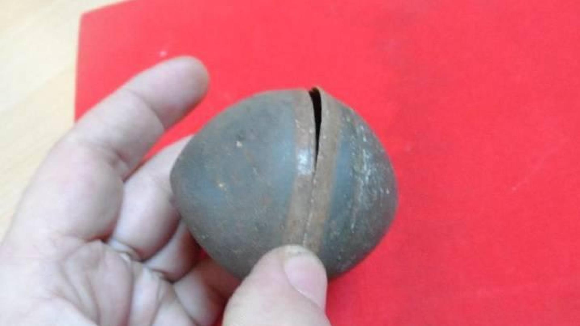 Abuelo y nietos entregan una granada de mano en un restaurante alemán