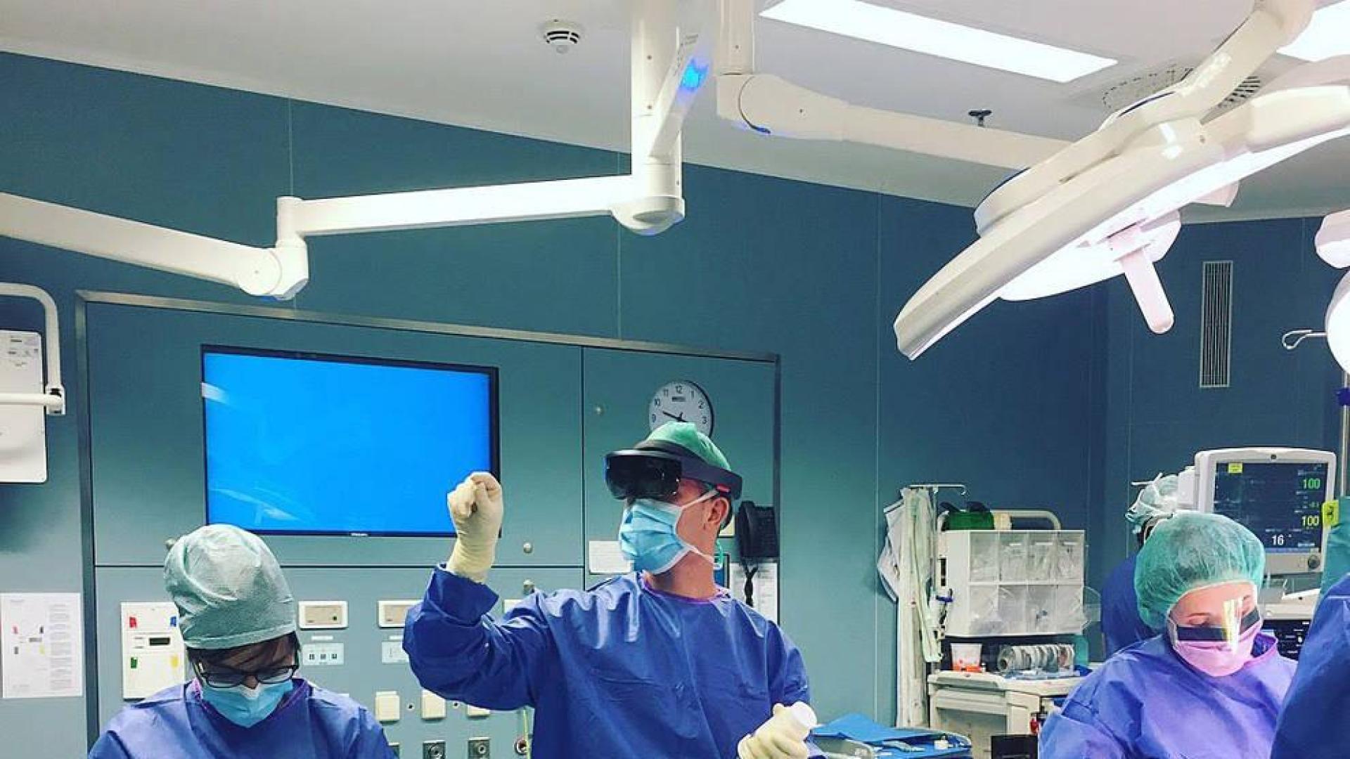 El CHN, pionero en el uso de gafas de realidad aumentada para Enfermería en quirófano