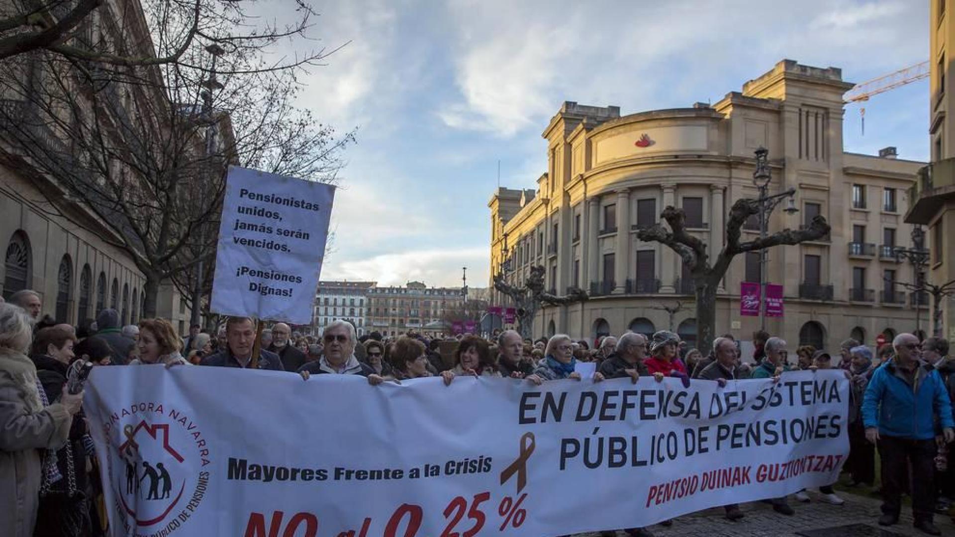 Jóvenes y mayores salen a la calle en Pamplona bajo la lluvia