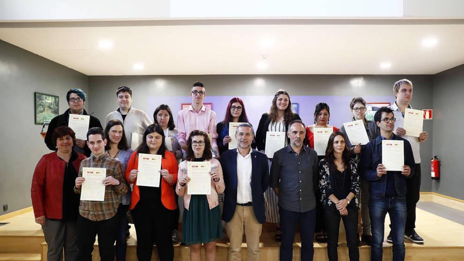 Discapacitados intelectuales obtienen el certificado de auxiliar de comercio