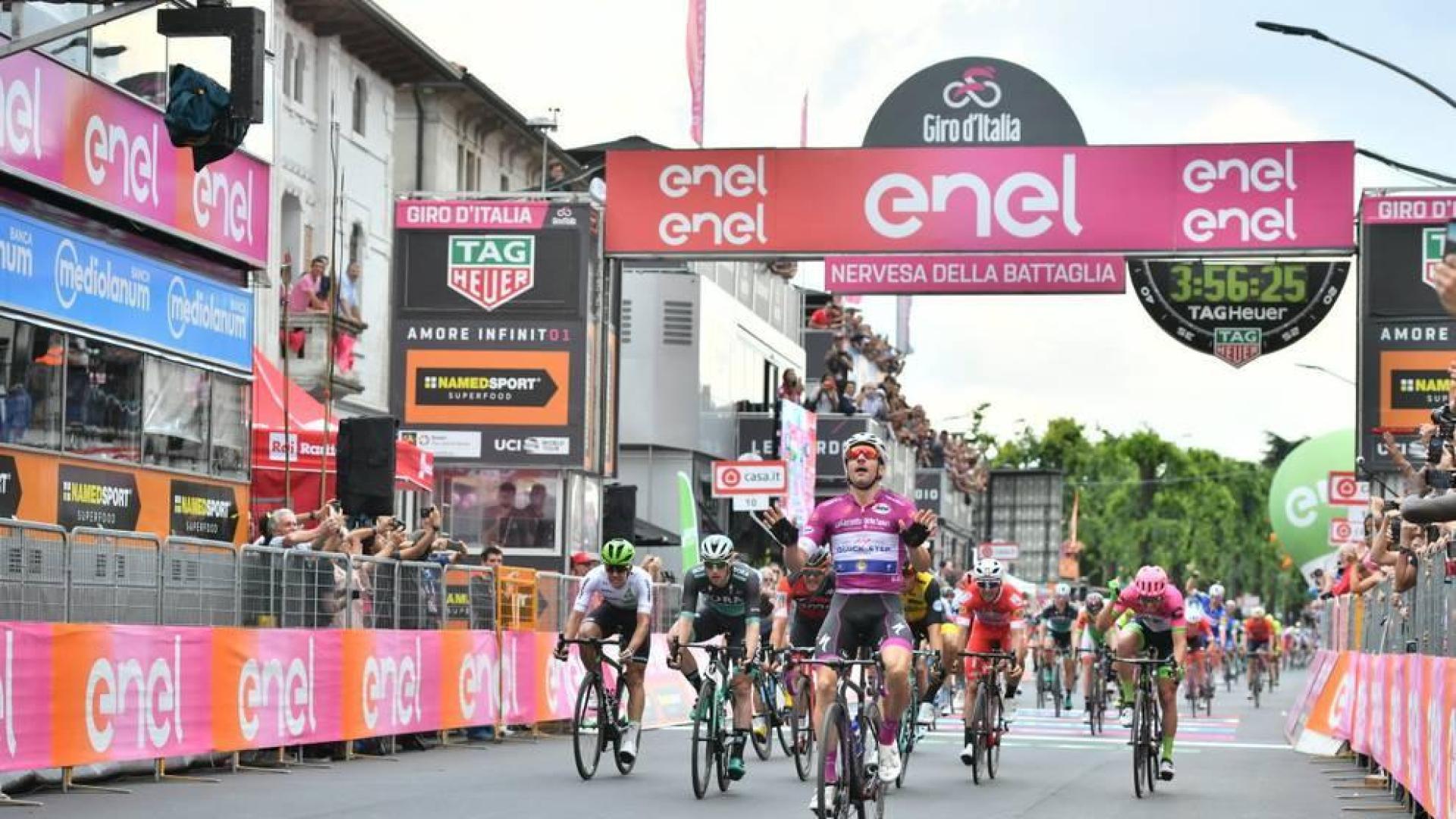 Viviani hace triplete y  Yates mantiene la maglia rosa