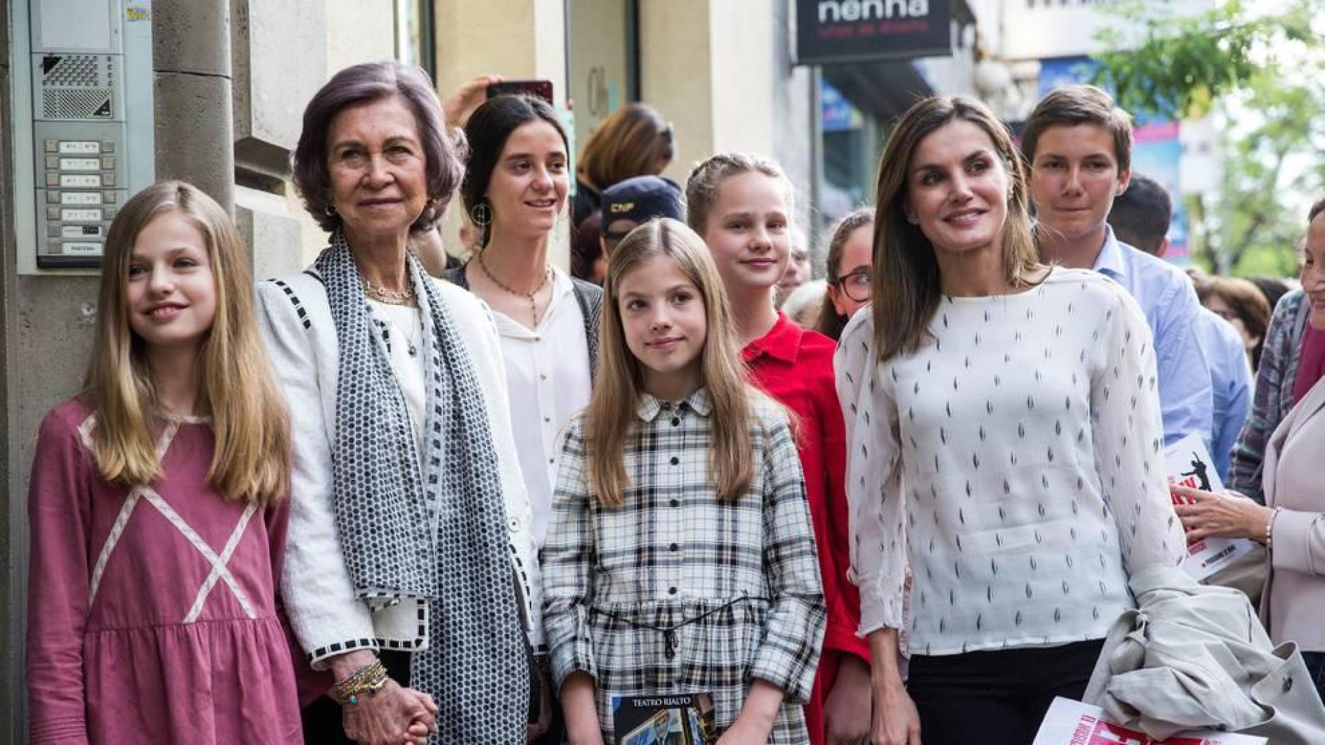 Doña Sofía comparte con la Reina y sus cuatro nietas una tarde de teatro