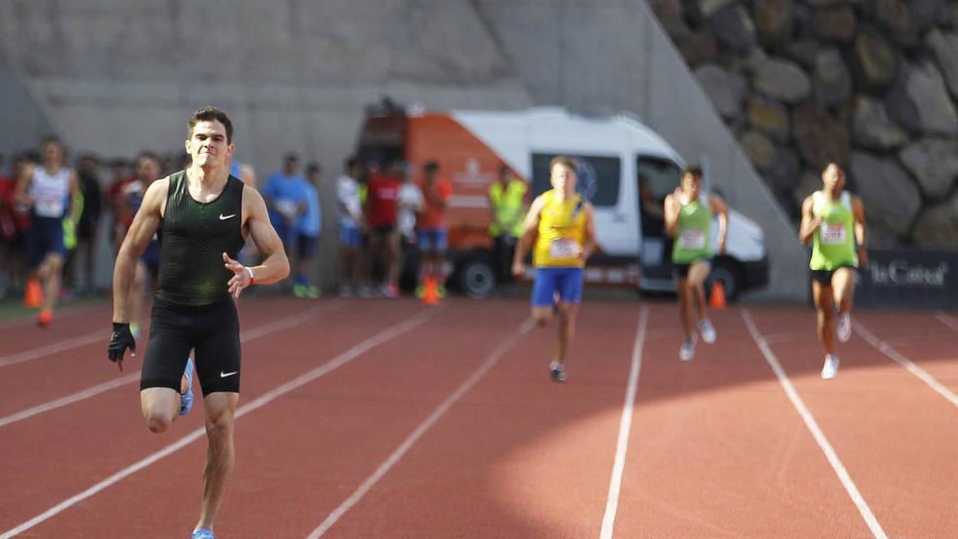 Hortelano regresa a la competición y bate su marca personal en 400 metros