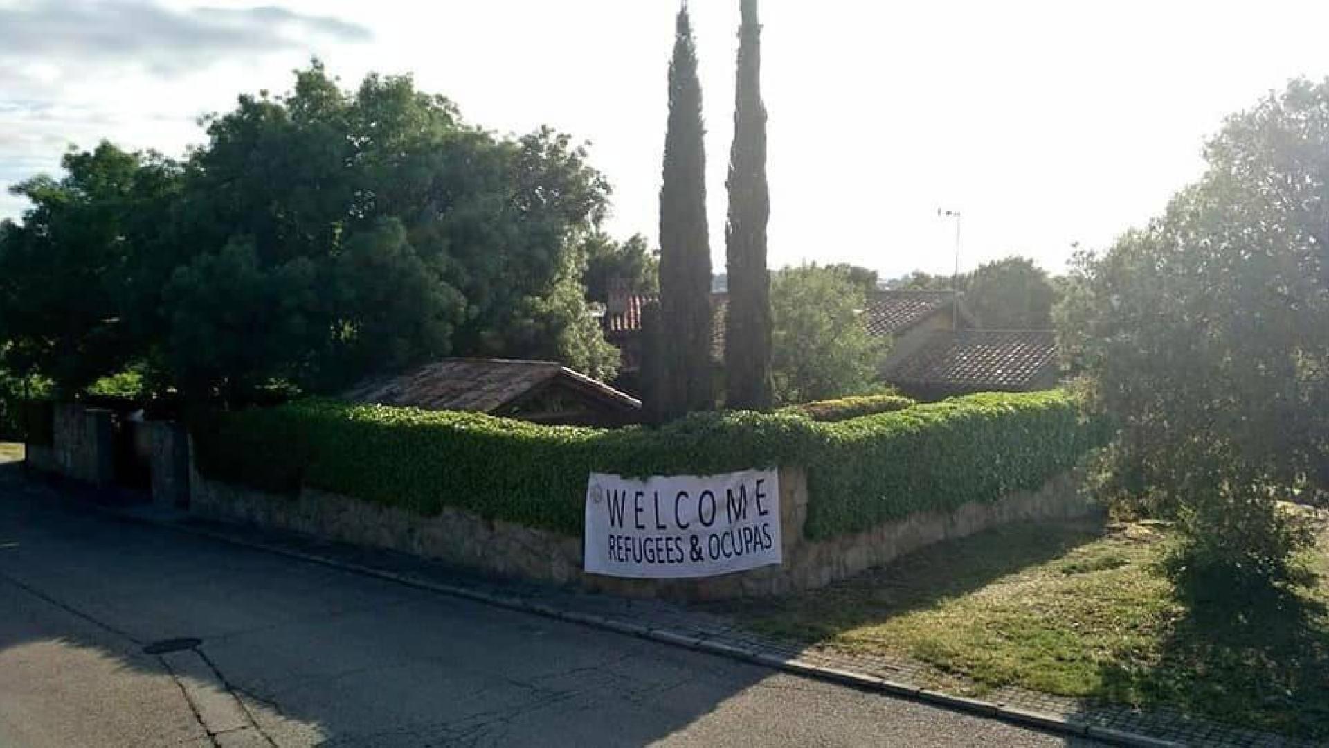 Vox cuelga un cartel en el nuevo chalé de Iglesias y Montero invitando a refugiados