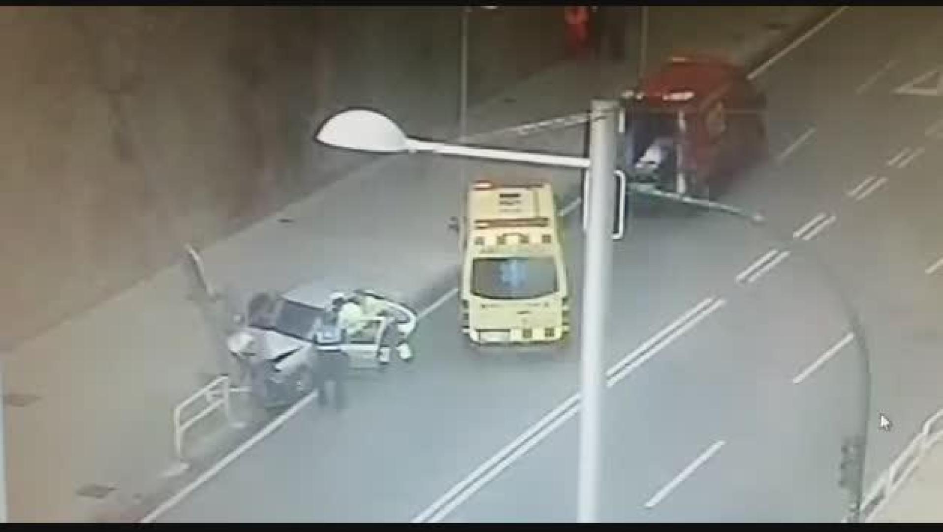 Un vehículo choca contra una farola en la cuesta de Labrit