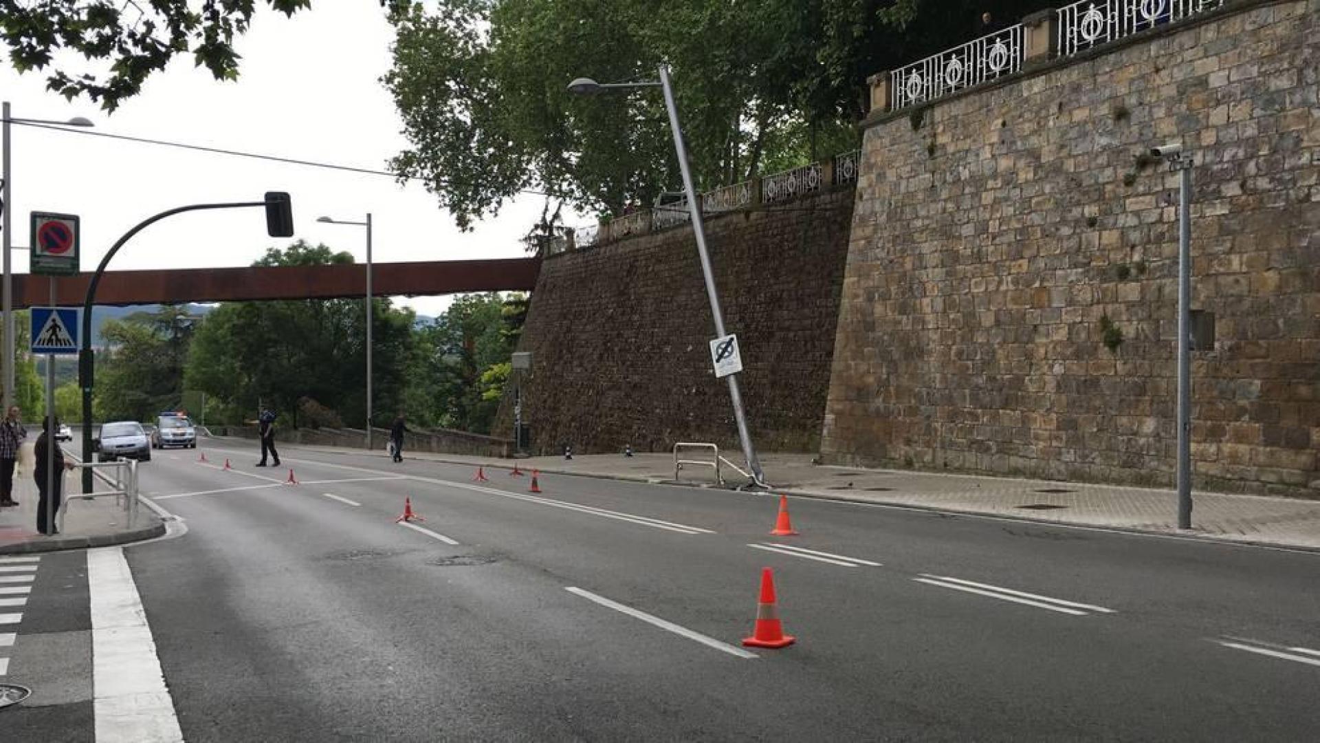 Cortada al tráfico la cuesta de Labrit tras chocar un vehículo contra una farola