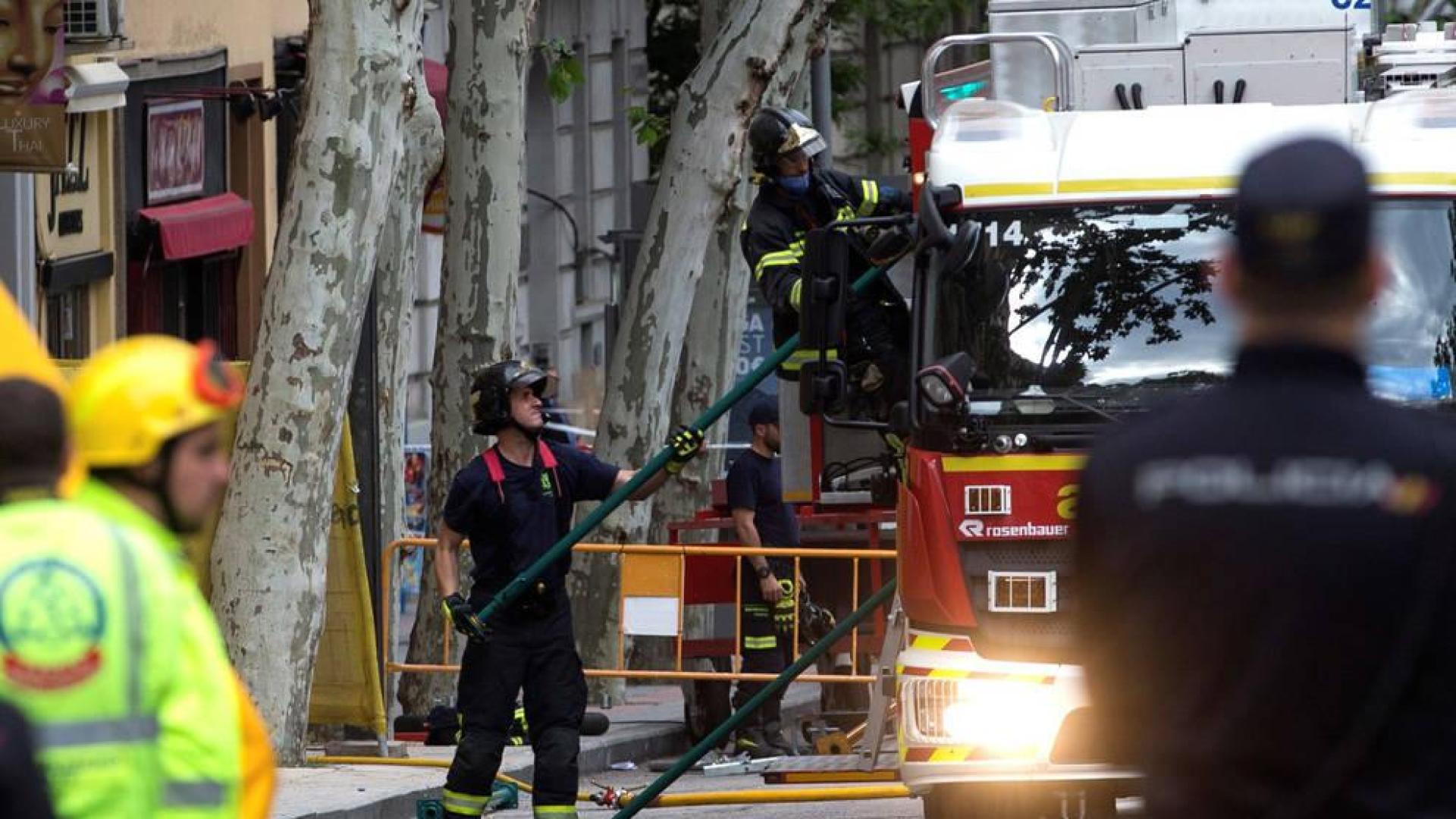 Buscan a dos obreros entre los escombros de un edificio derrumbado en Madrid