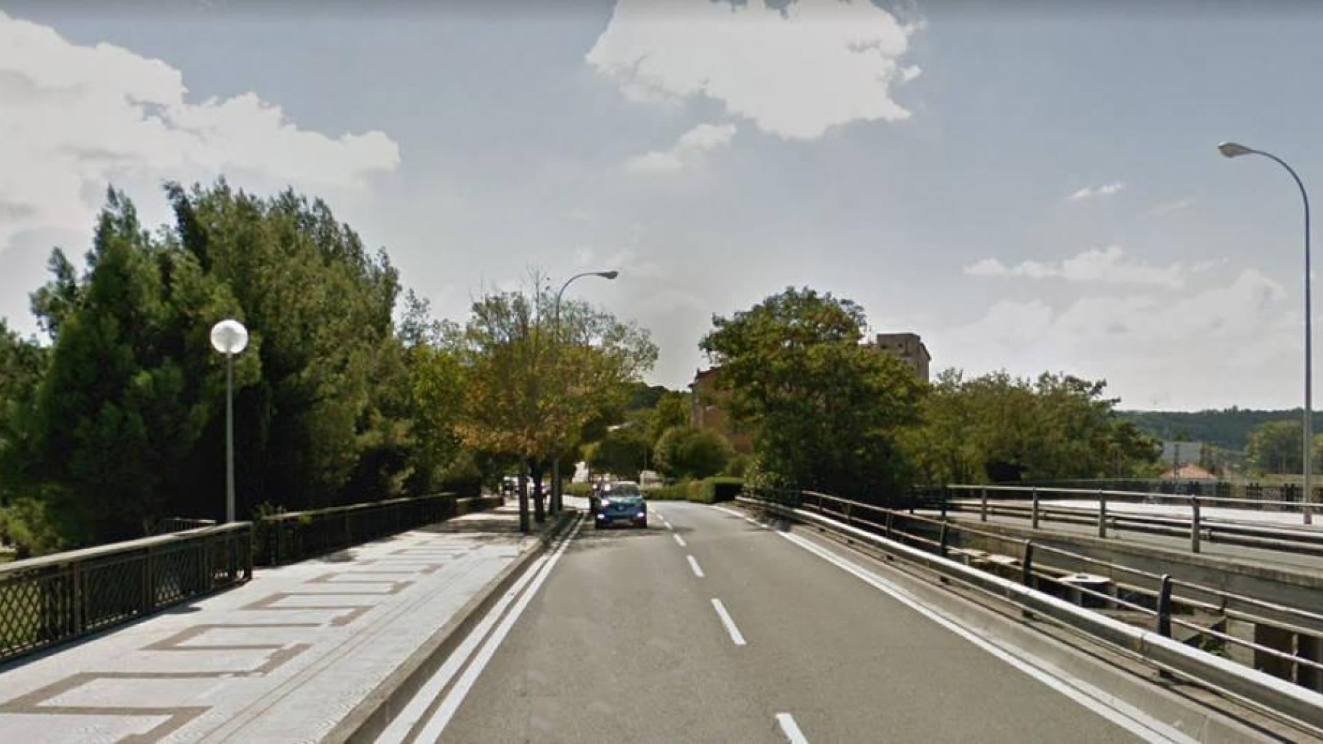 Ileso tras salirse de la vía y volcar con su vehículo en Pamplona