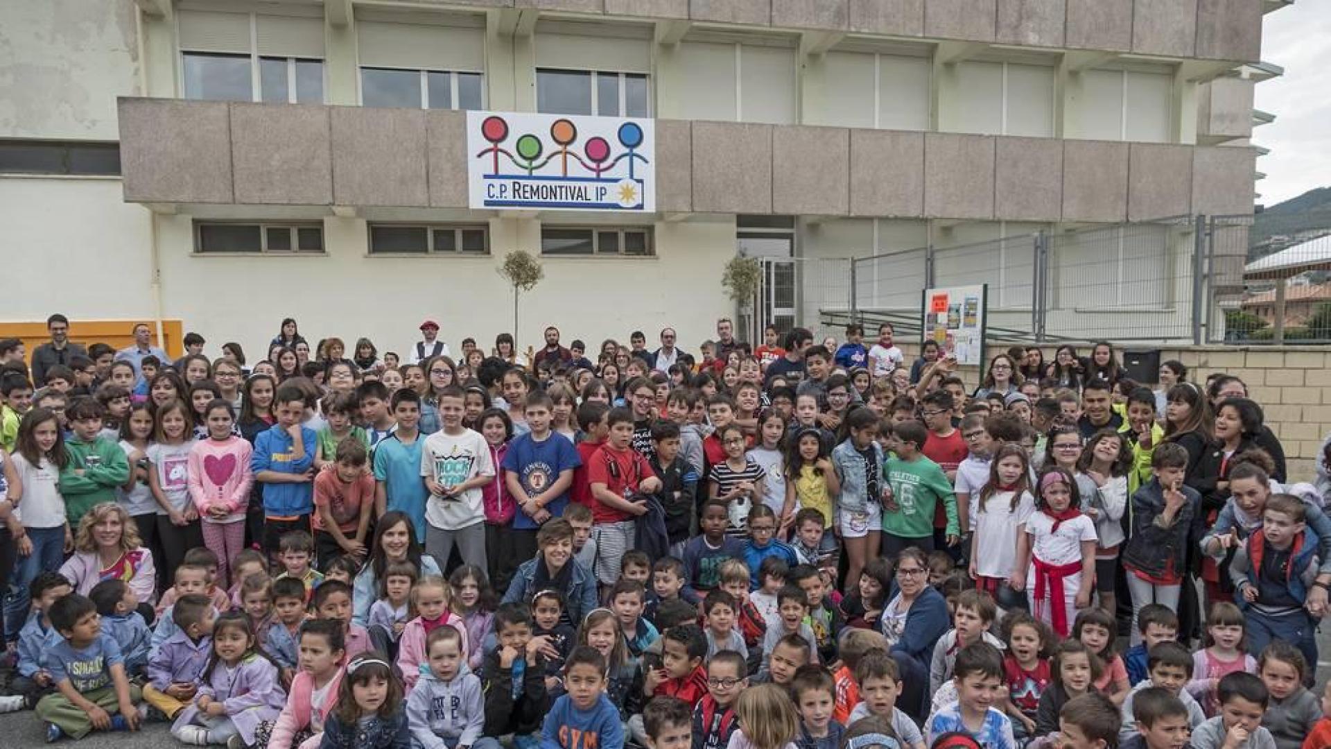 El colegio Remontival presenta su logo y se despide de una de sus profesoras