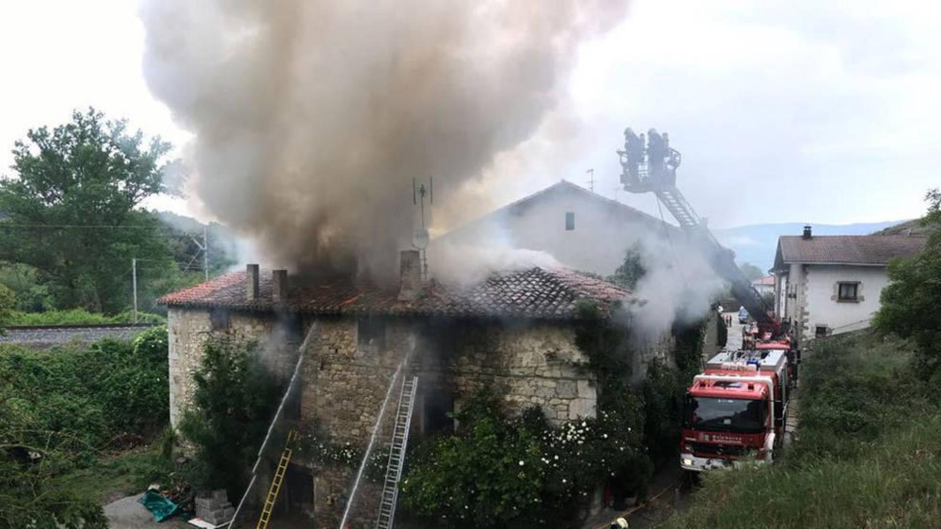 Herida leve una mujer de 52 años en el incendio de su casa en Izurdiaga