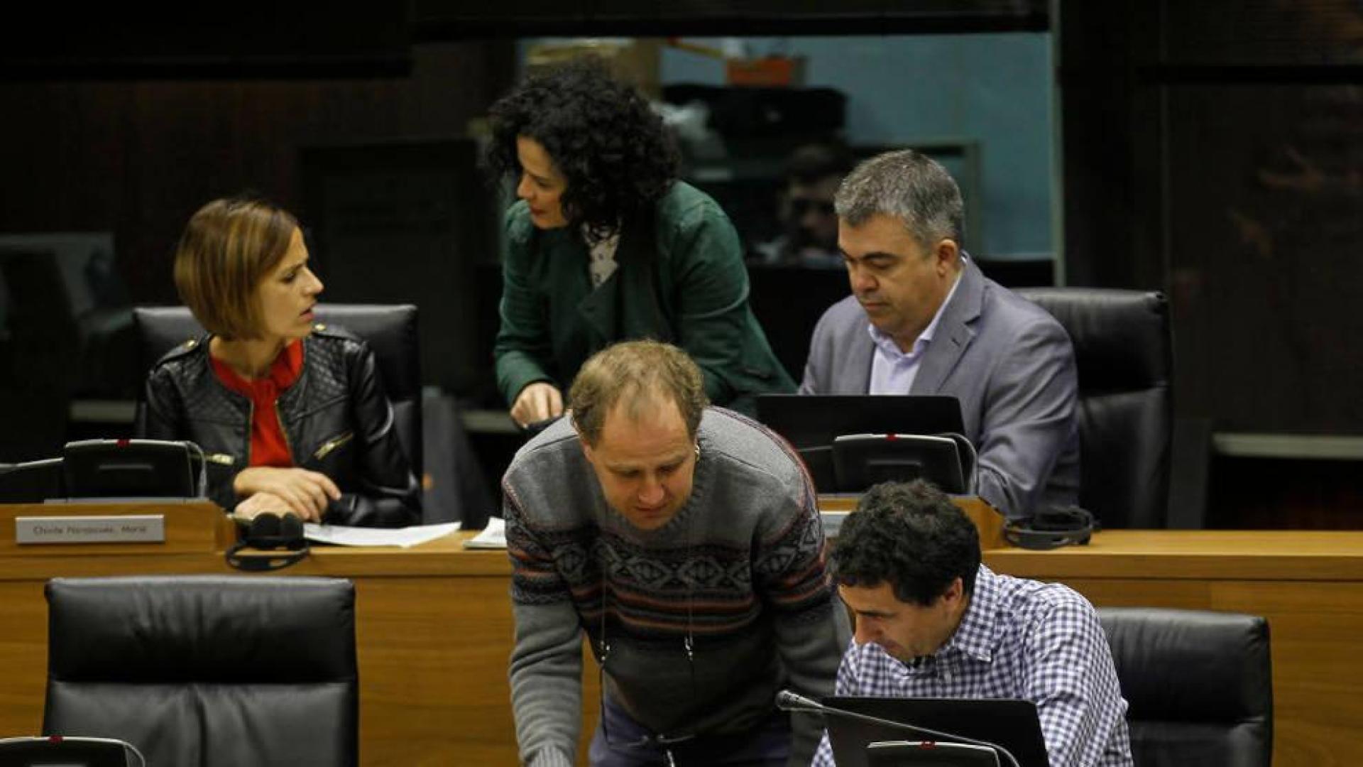 María Chivite, Inma Jurío y Santos Cerdán (PSN) y delante, David Anaut (Bildu) y Rubén Velasco (Podemos).