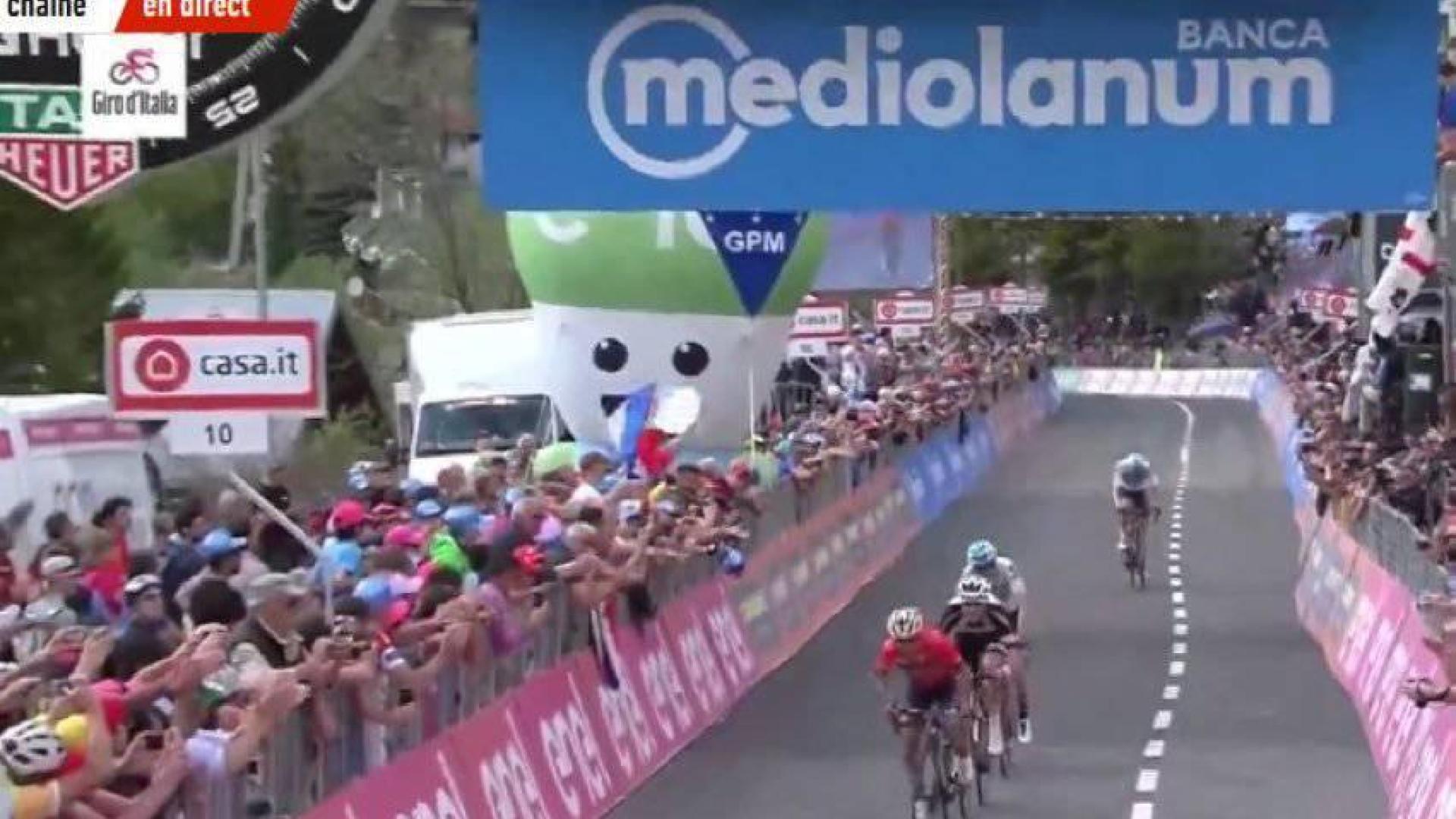 Schachmann gana en Prato Nevoso y Dumoulin acecha la 'maglia rosa' de Yates