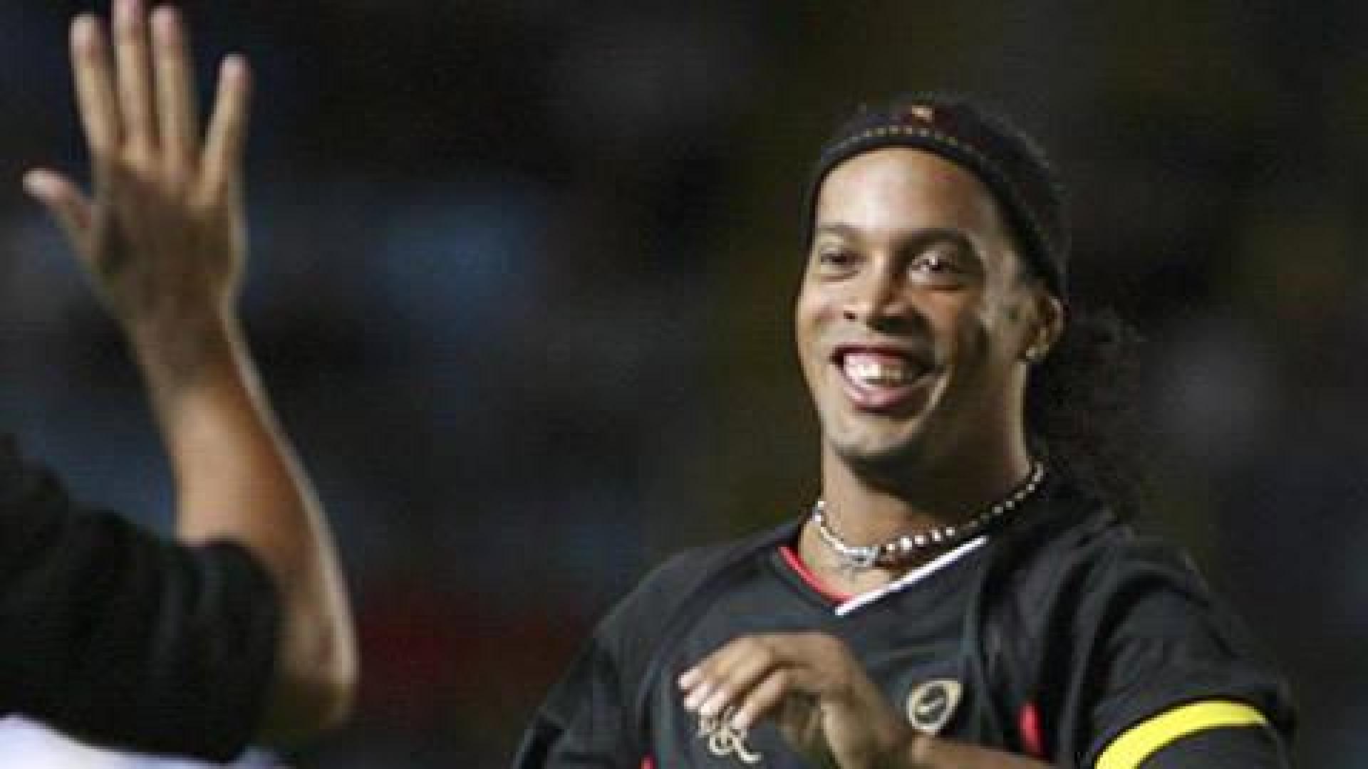 Ronaldinho se casará con dos mujeres en agosto, según un diario brasileño