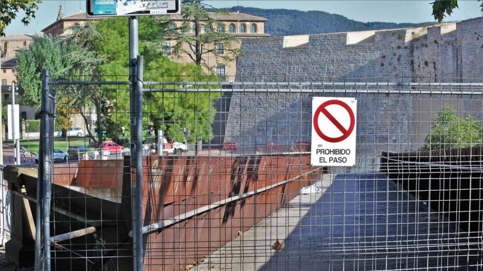 La pasarela peatonal de Labrit lleva cerrada desde el pasado 5 de julio y el próximo 19 de septiembre se cubrirá con una malla metálica.