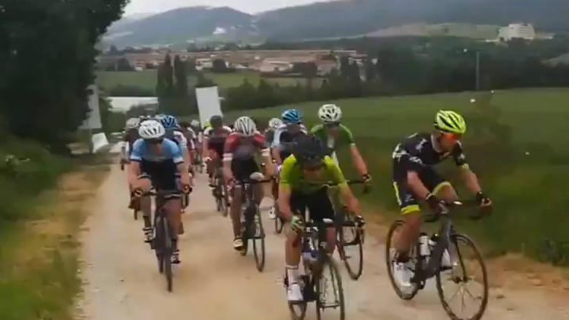 Así ha superado el pelotón de la Vuelta a Navarra el tramo de 'sterrato'