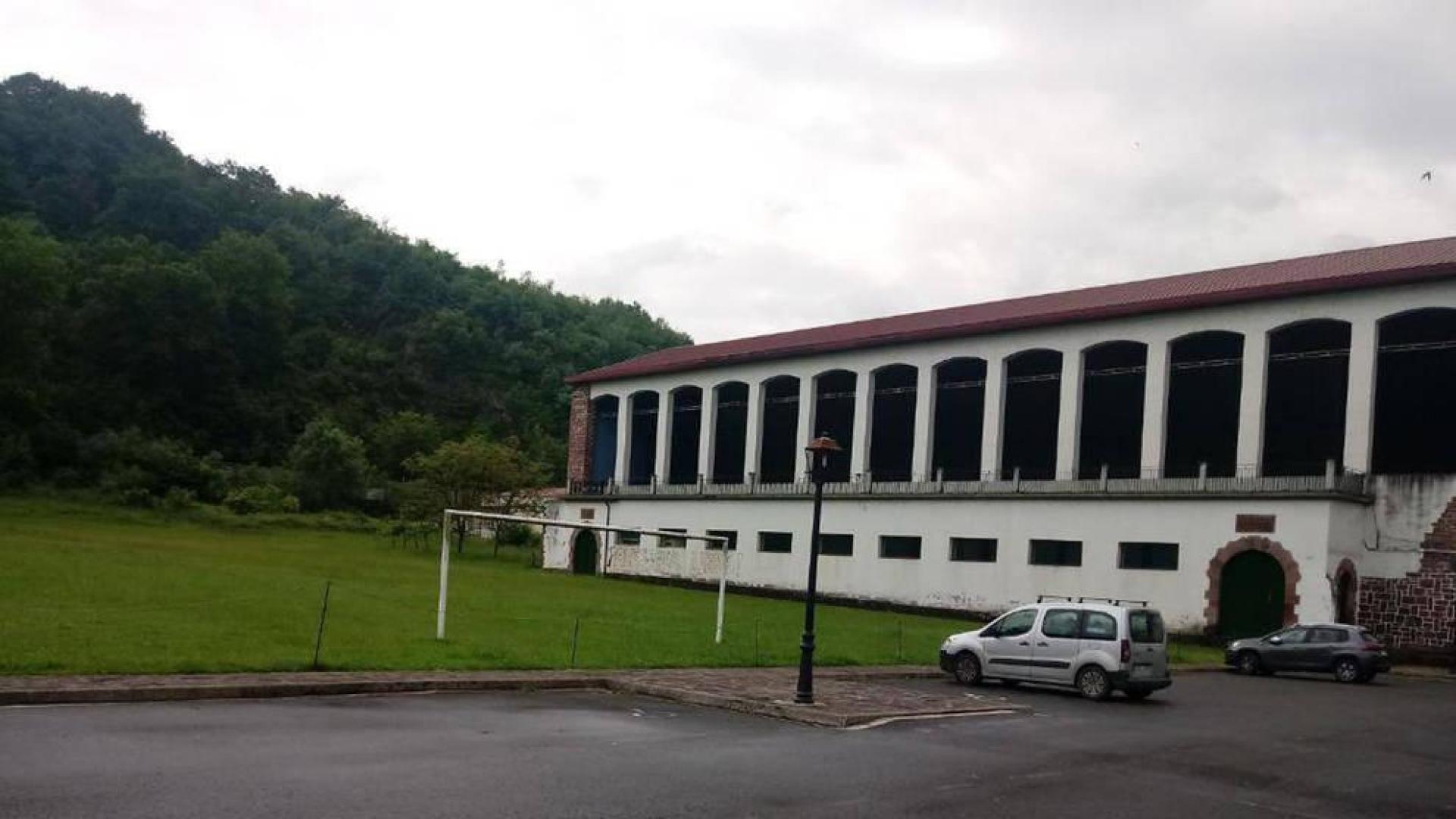 Baztan adquiere el frontón y el campo de fútbol de Oronoz-Mugaire