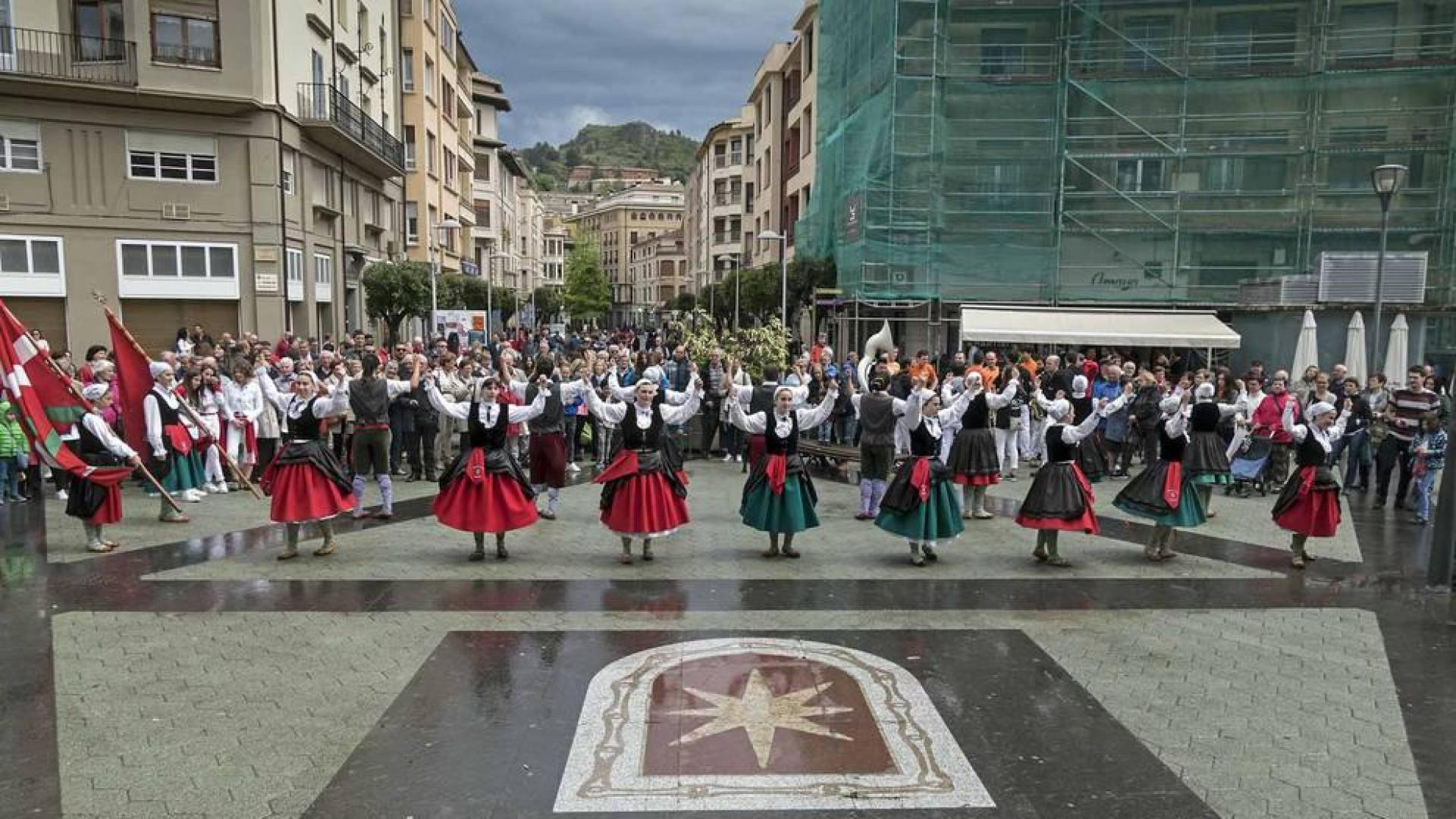La generación del 90 reivindicó en el cohete de la X Fiesta de la Juventud su unión en las celebraciones. La comida citó a 459 comensales.
