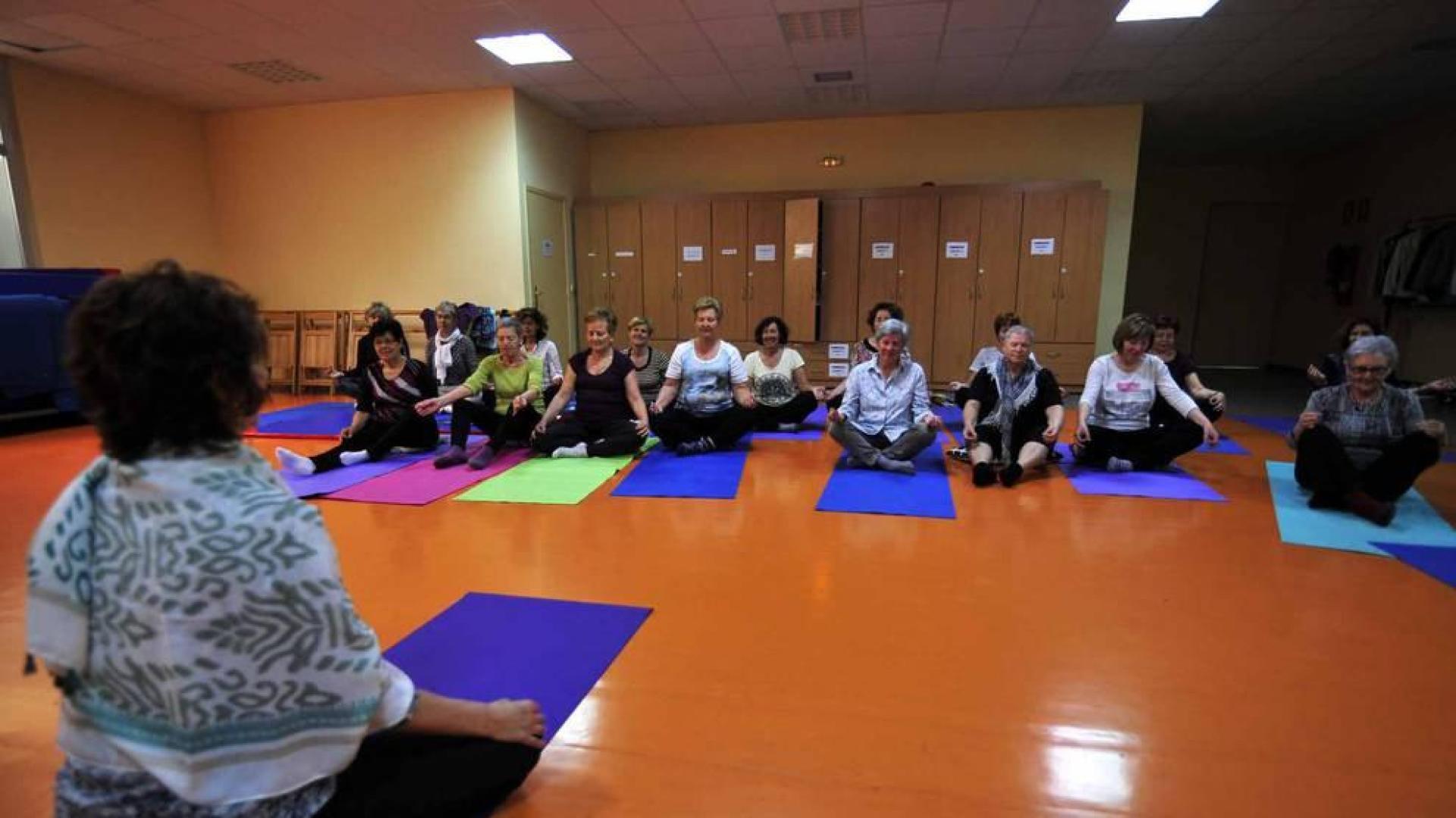 Casi un centenar de personas acude a las clases de yoga que organiza la Asociación San Sebastián en diferentes tandas martes y jueves