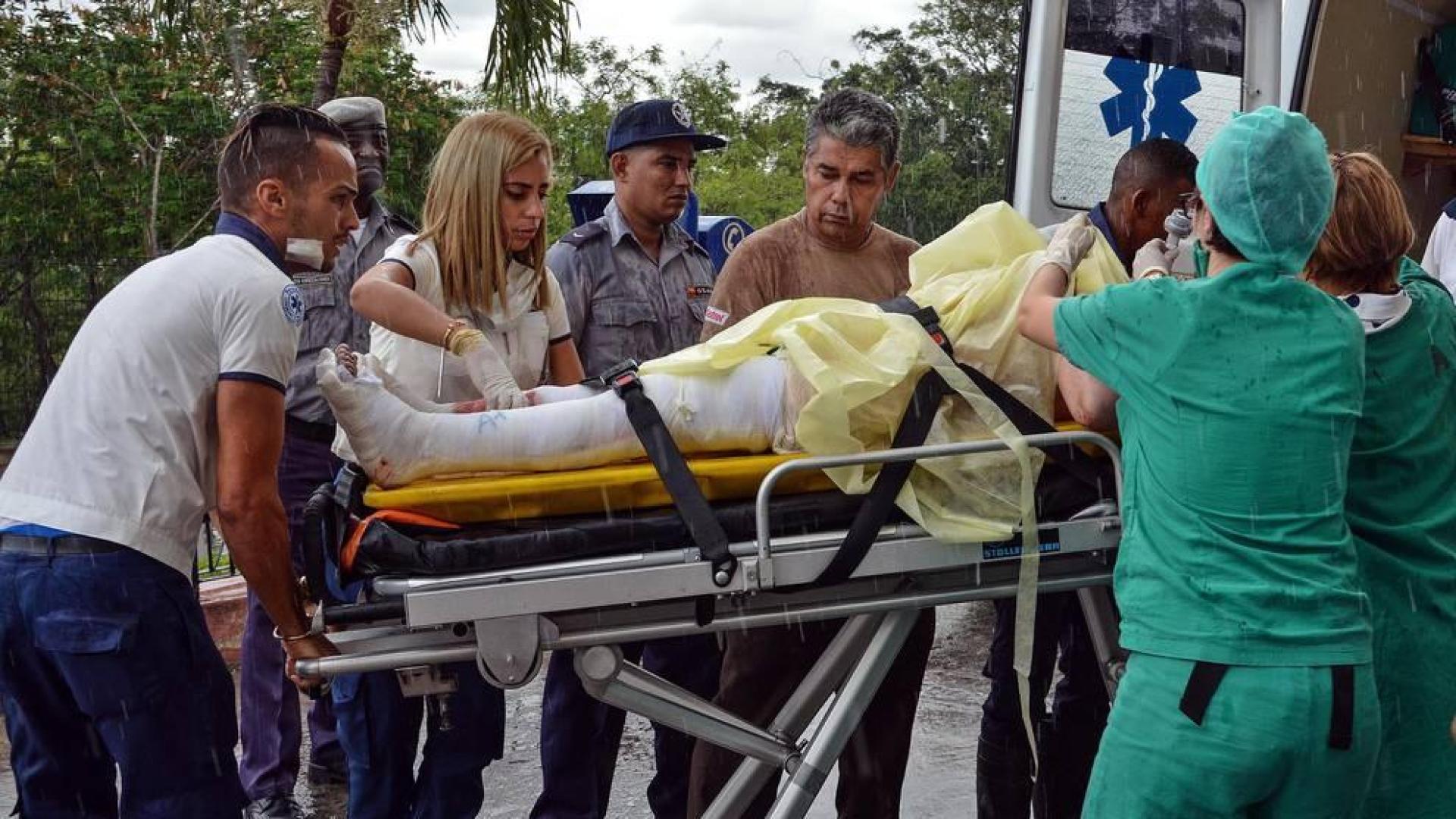 Policías y militares custodian los restos del avión Boeing-737 que se estrelló hoy, viernes 18 de mayo de 2018, poco después de despegar del aeropuerto José Martí de La Habana (Cuba).