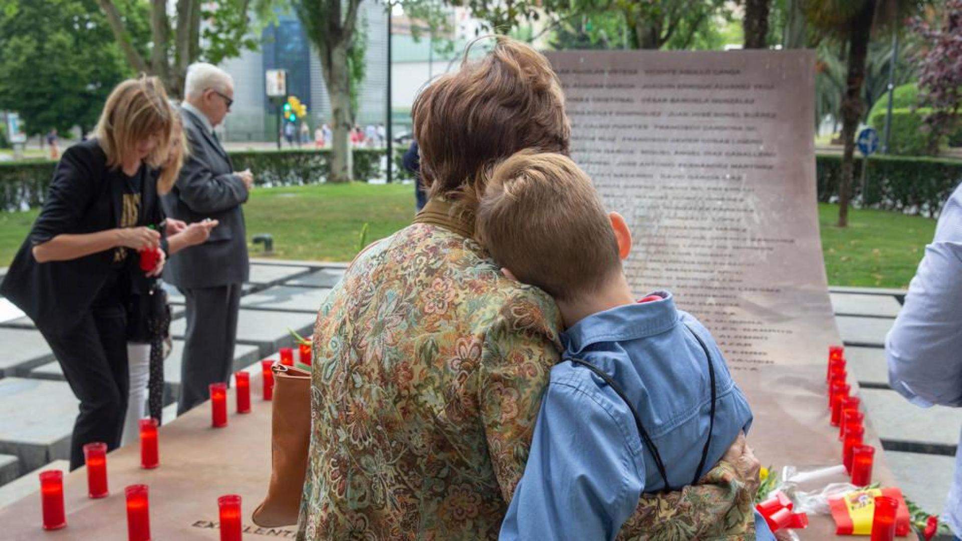 Familias homenajean a las víctimas del Yak-42, 15 años después de la tragedia