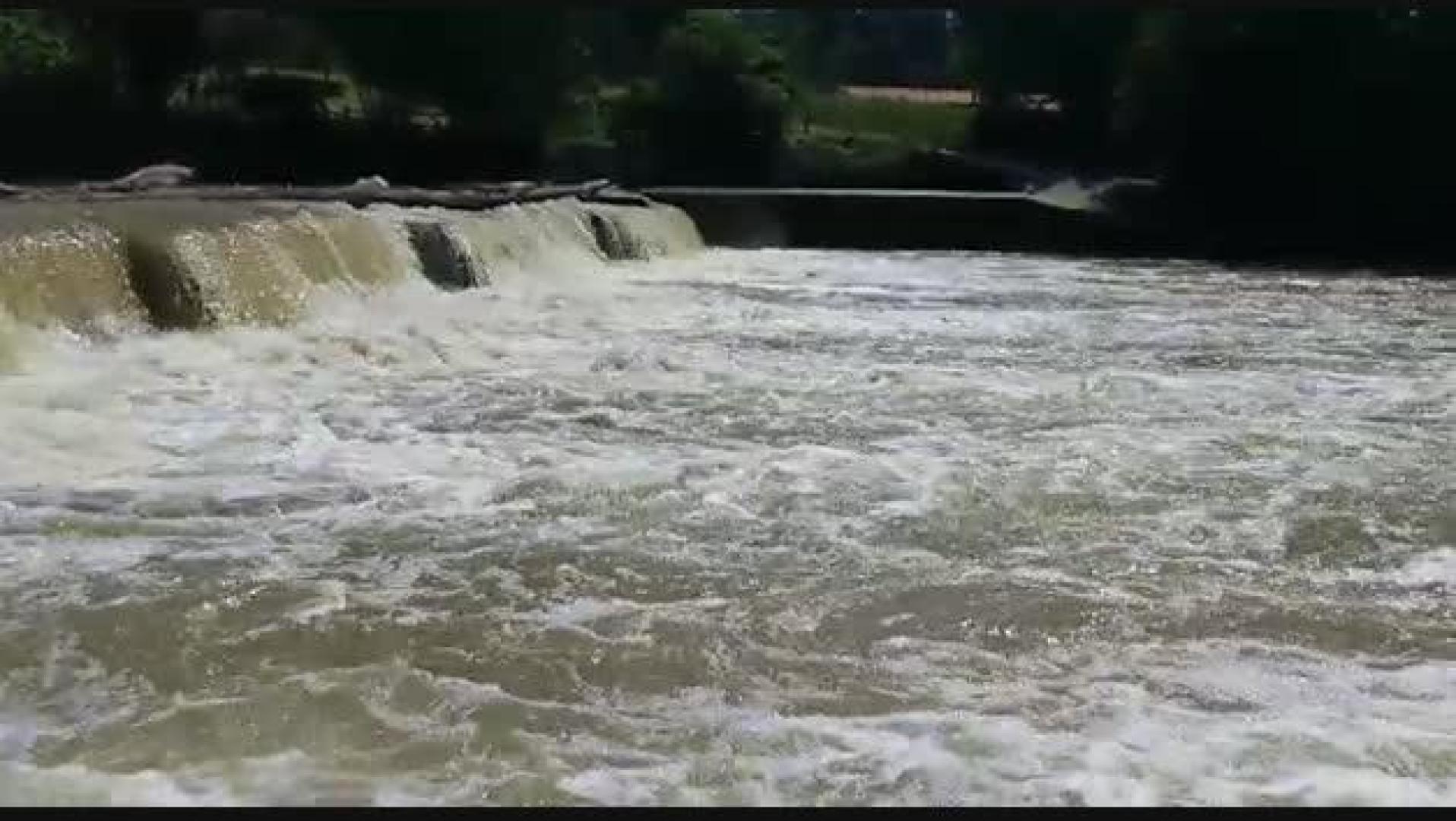 El río Arga a su paso por el polígono de Landaben