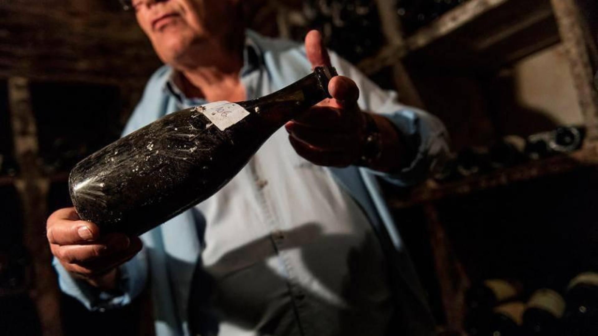Subastan por más de 100.000 euros un vino de 250 años de antigüedad