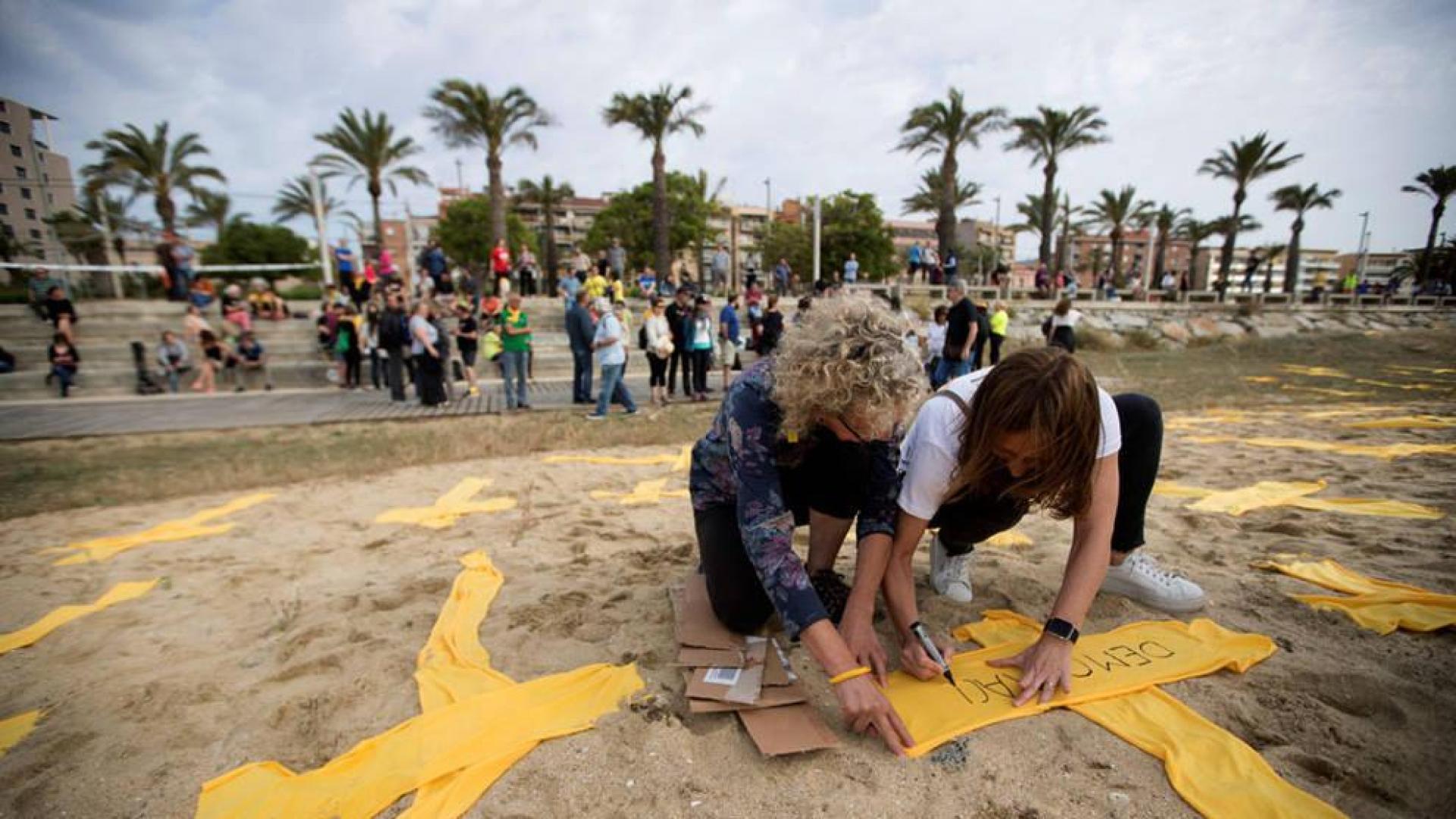 Los independentistas ocupan la playa de Mataró con cruces amarillas