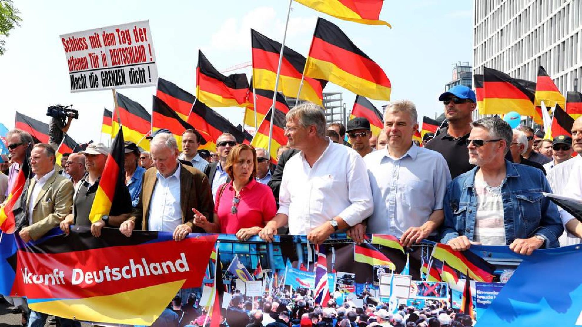 Miles de manifestantes salen a la calle en Berlín a favor y en contra de la ultraderecha