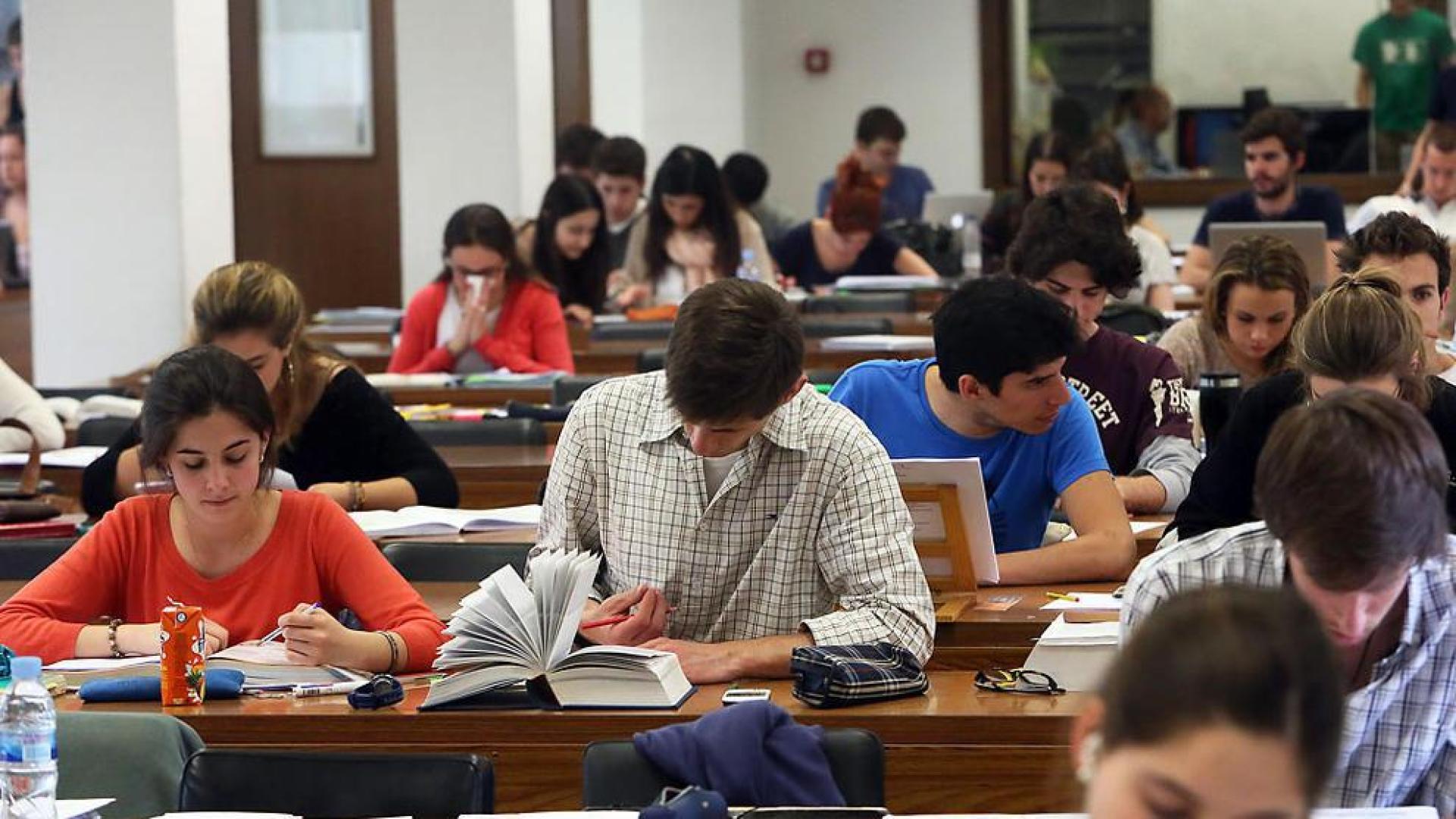 Suben un 15% los universitarios con beca pero la cuantía baja 365 euros