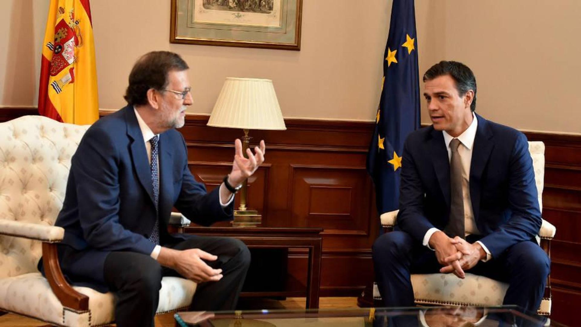 El presidente del PP y del Gobierno en funciones, Mariano Rajoy (i), y el secretario general del PSOE, Pedro Sánchez, se han reunido este mediodía en el Congreso.