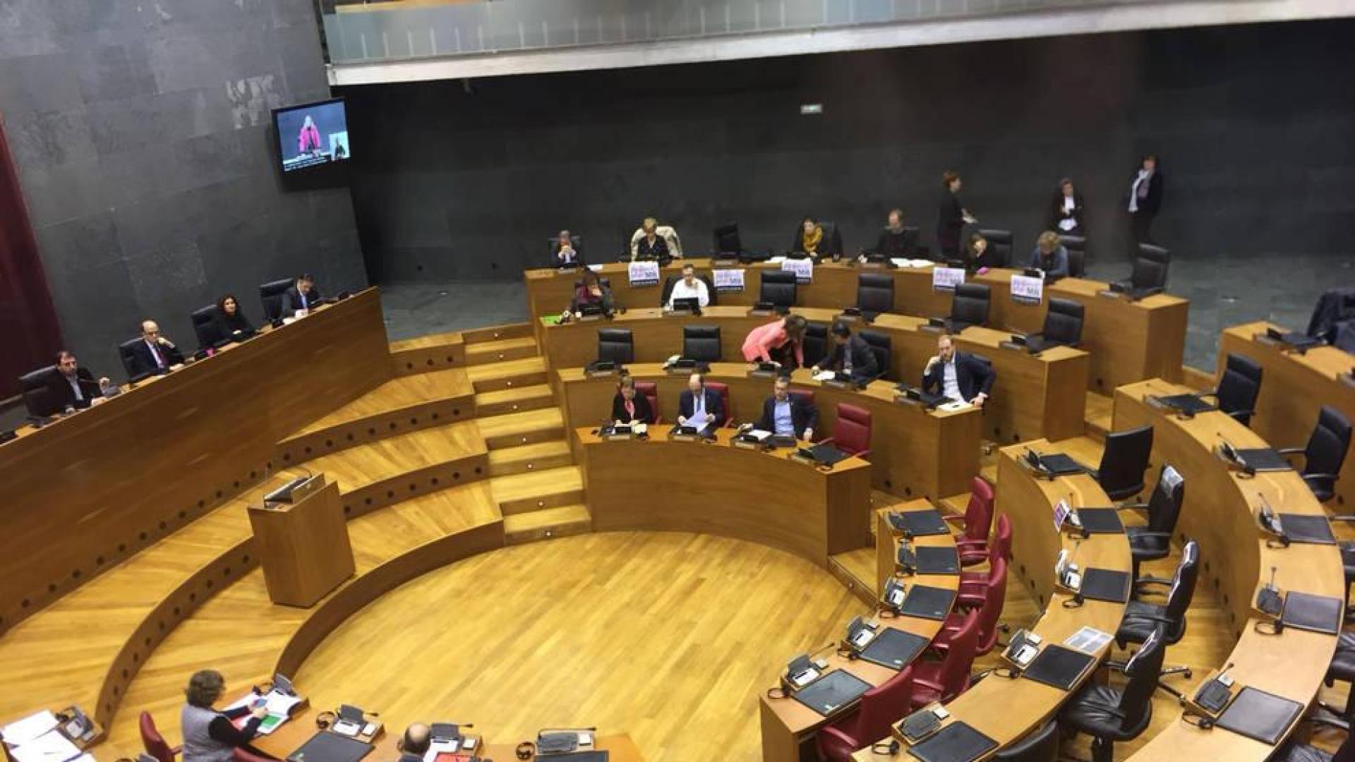 El pleno del Parlamento comienza con la ausencia de las mujeres de Podemos y de I-E