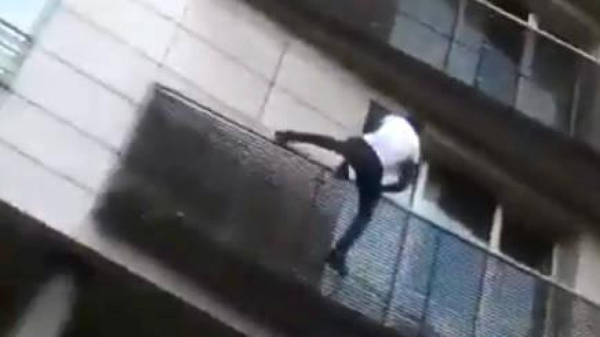 Spiderman en París: un inmigrante salva a un niño que colgaba de un balcón