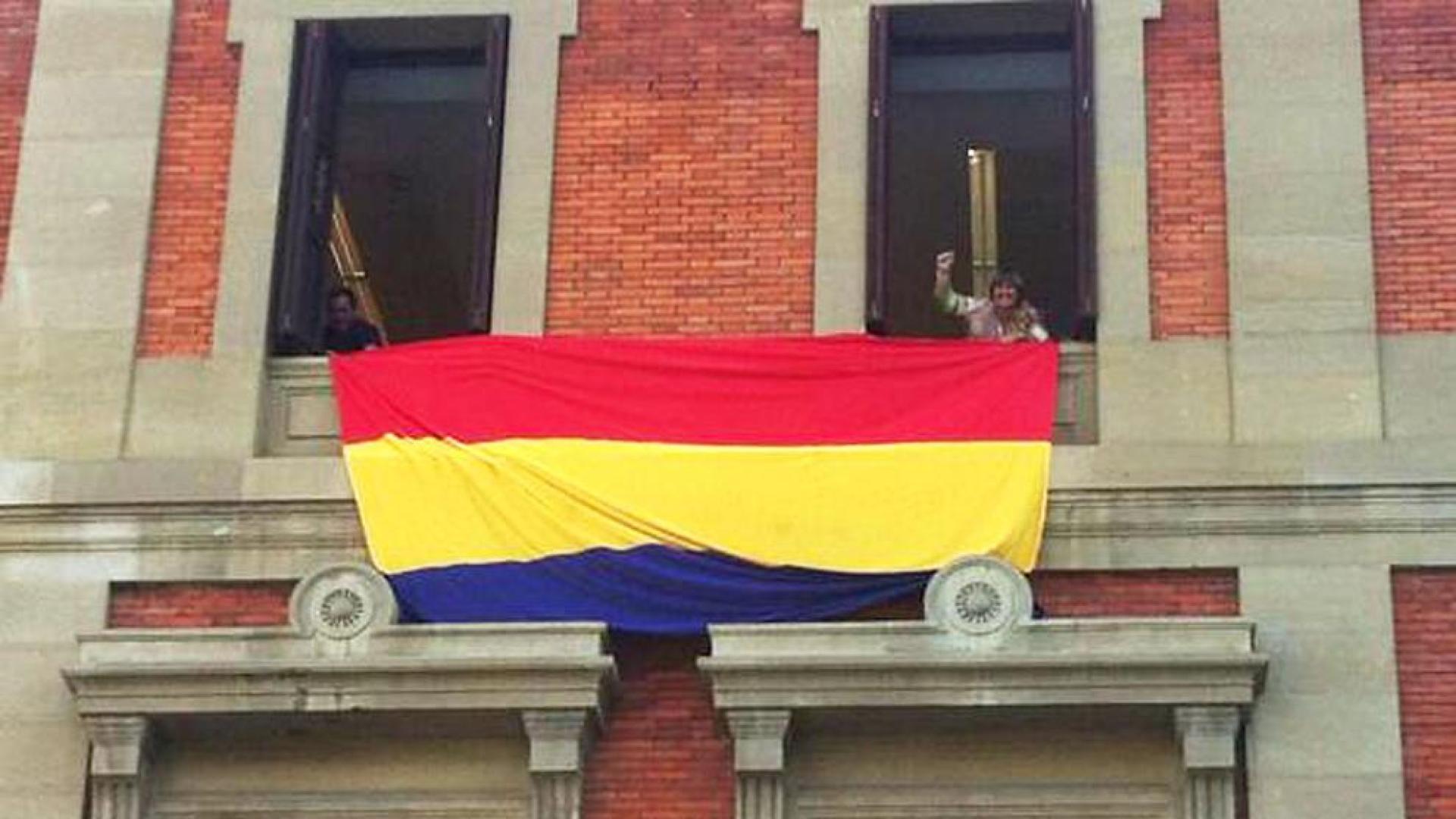 I-E despliega una bandera republicana en el Parlamento foral