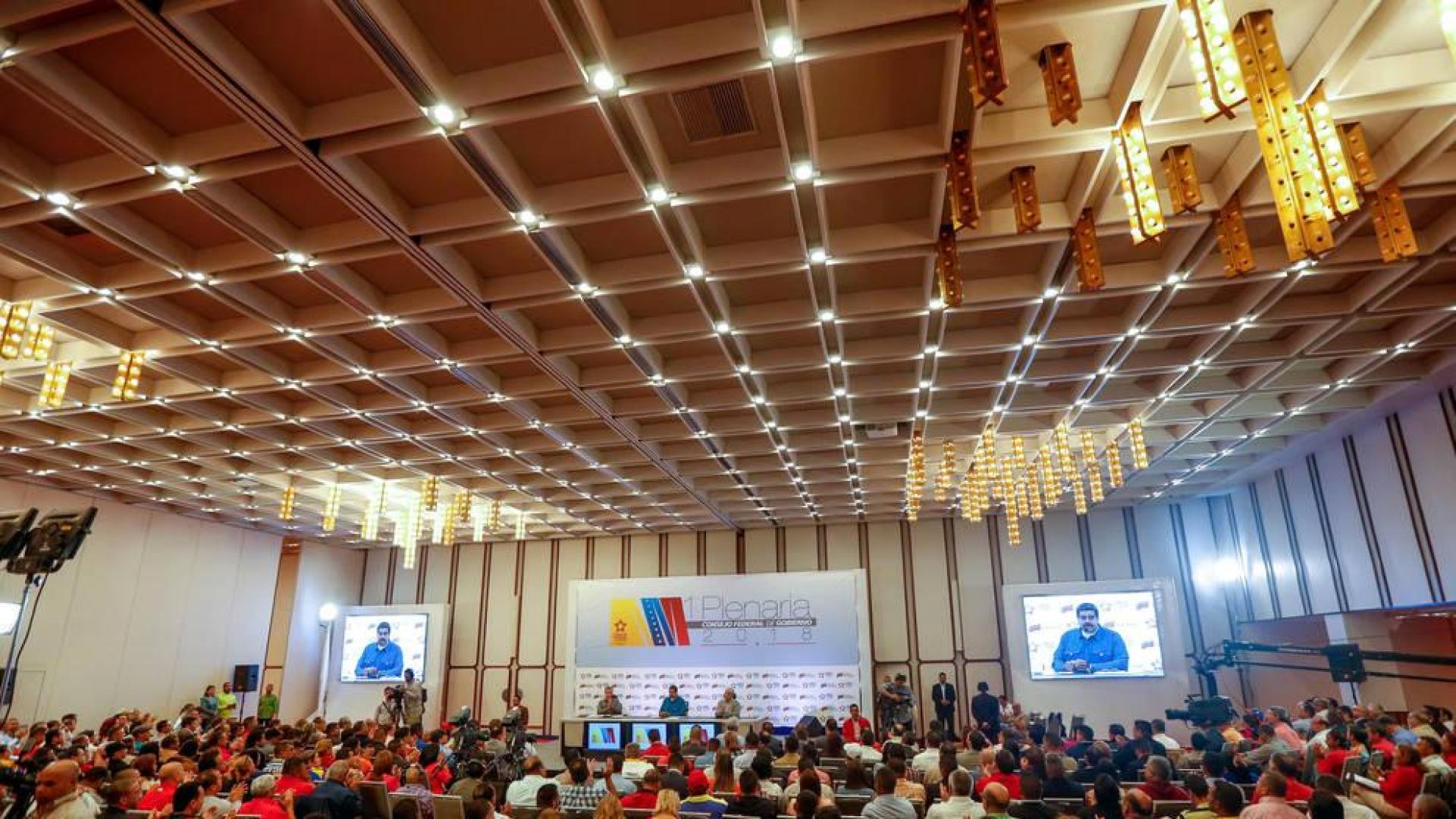 Maduro estudia liberaciones de "presos políticos" y pide "unirse por la paz"