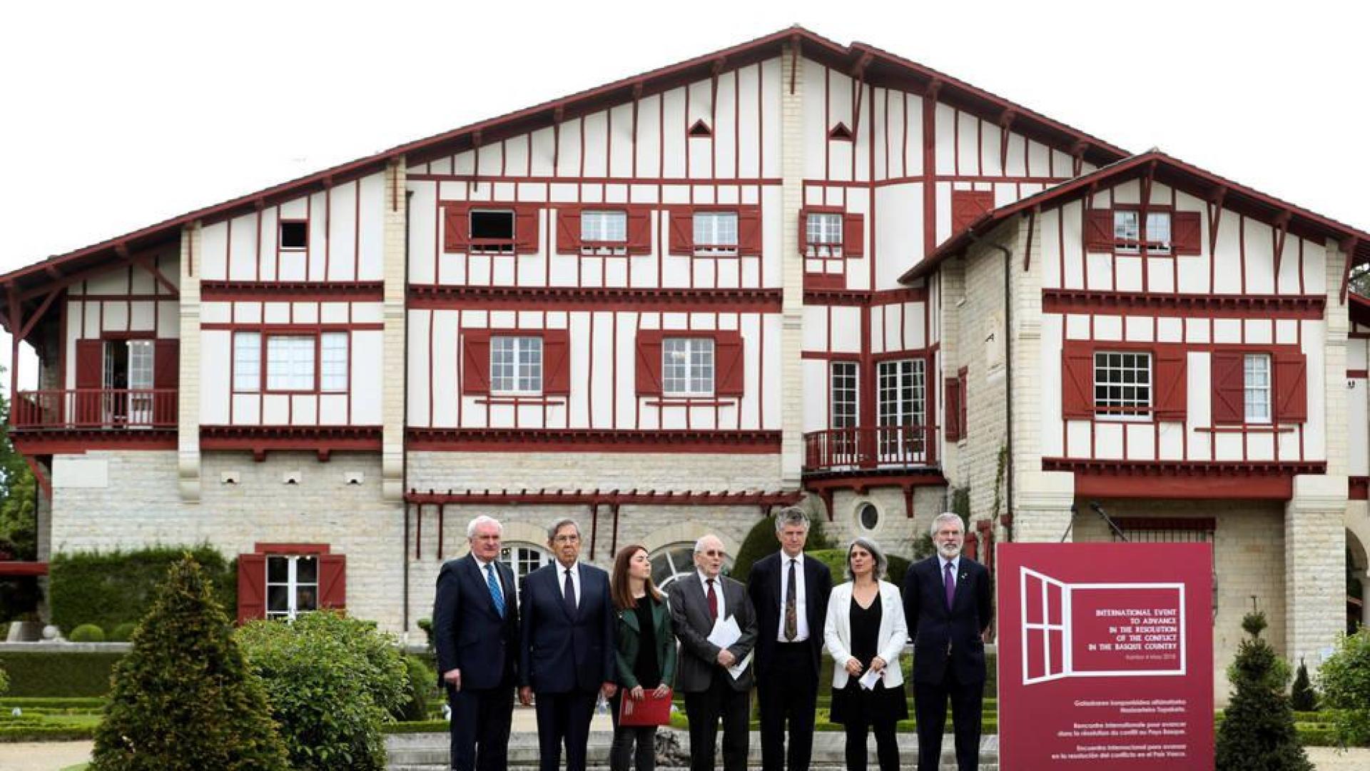 La "Declaración de Arnaga" saluda el fin de ETA y llama a la "reconciliación"