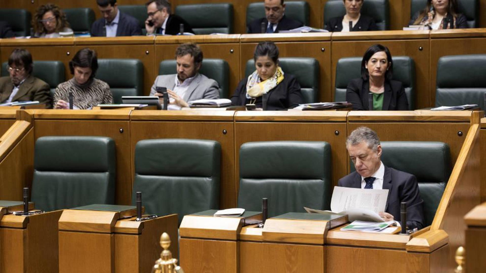 El lehendakari, Íñigo Urkullu, revisa unos papeles al comienzo del primer pleno del año en el Parlamento Vasco.