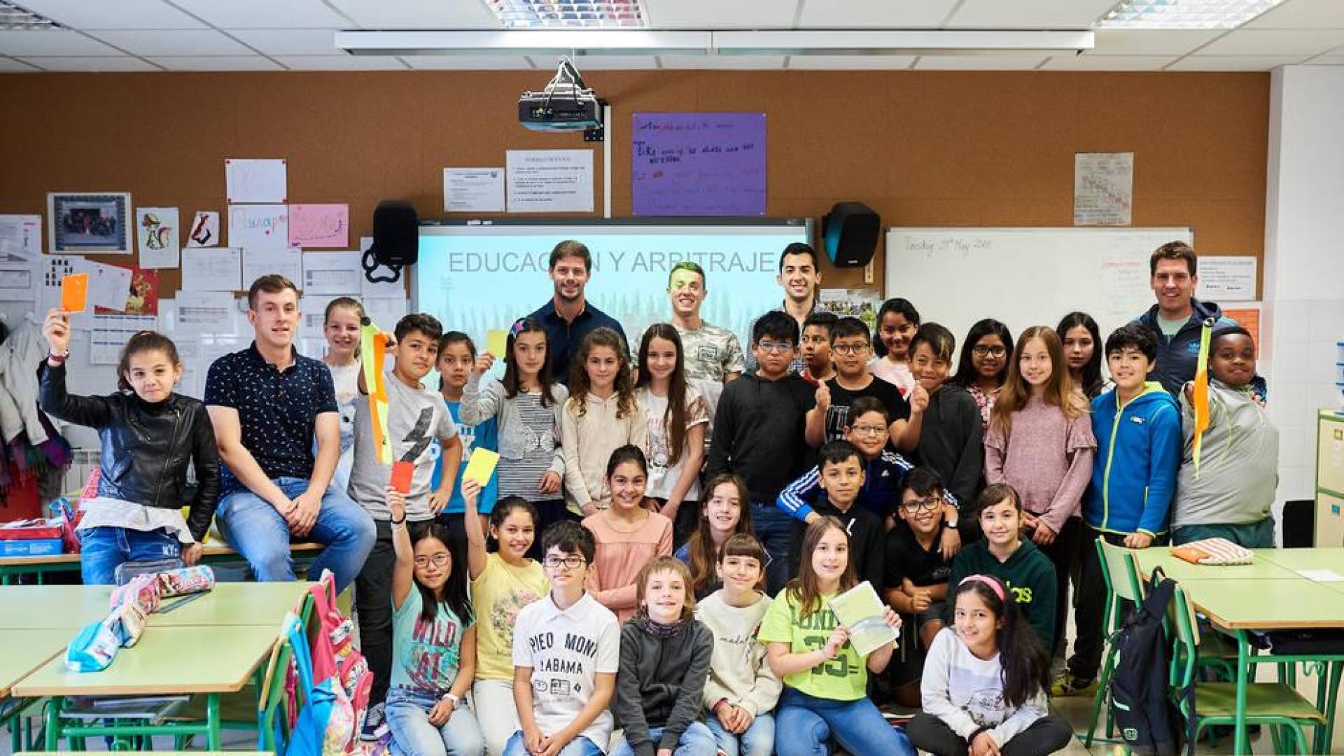 Un grupo de árbitros enseñan a escolares navarros el respeto en el deporte