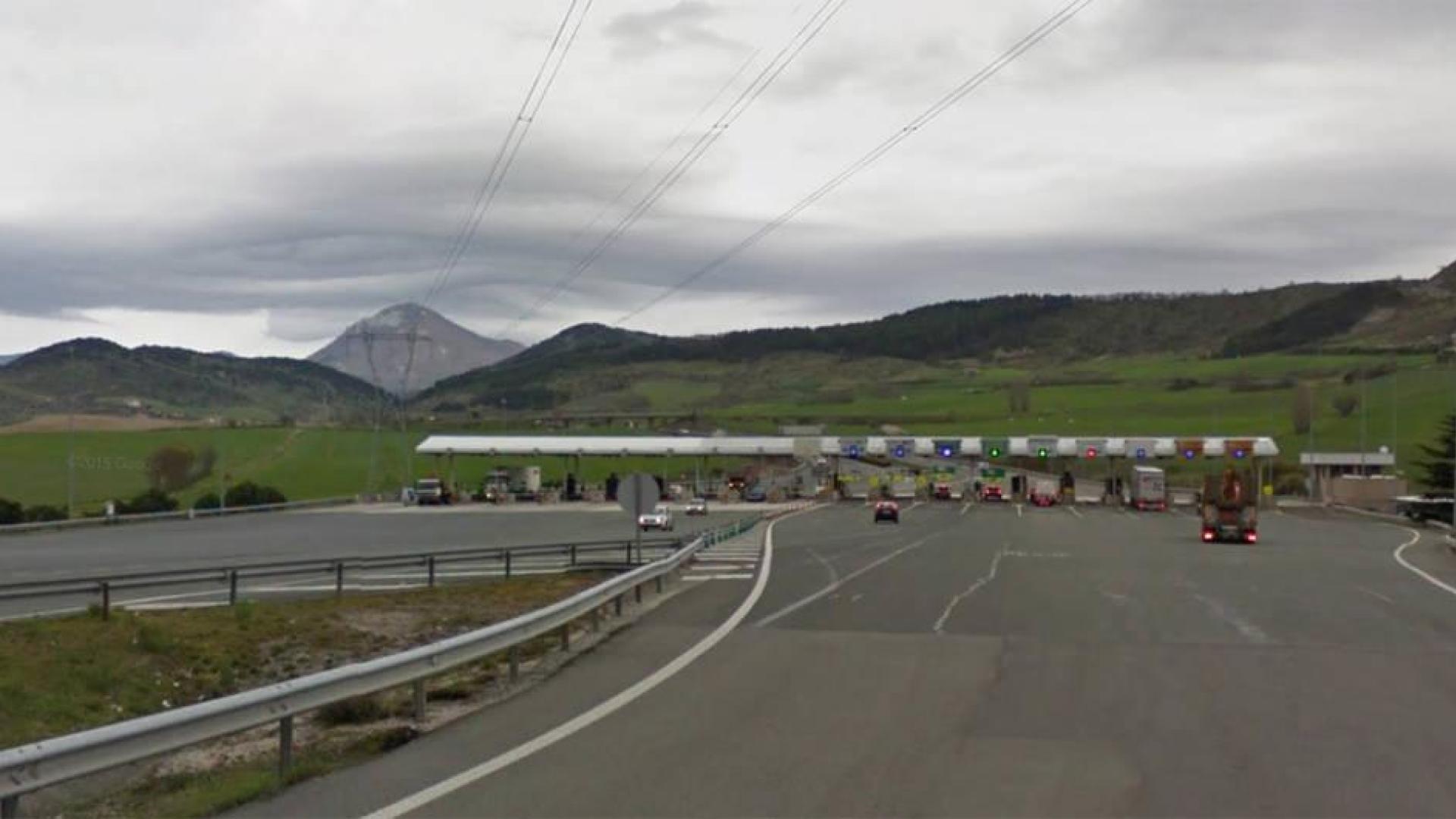Un fallecido al chocar contra un bloque de hormigón en el peaje de la A-15 en Zuasti