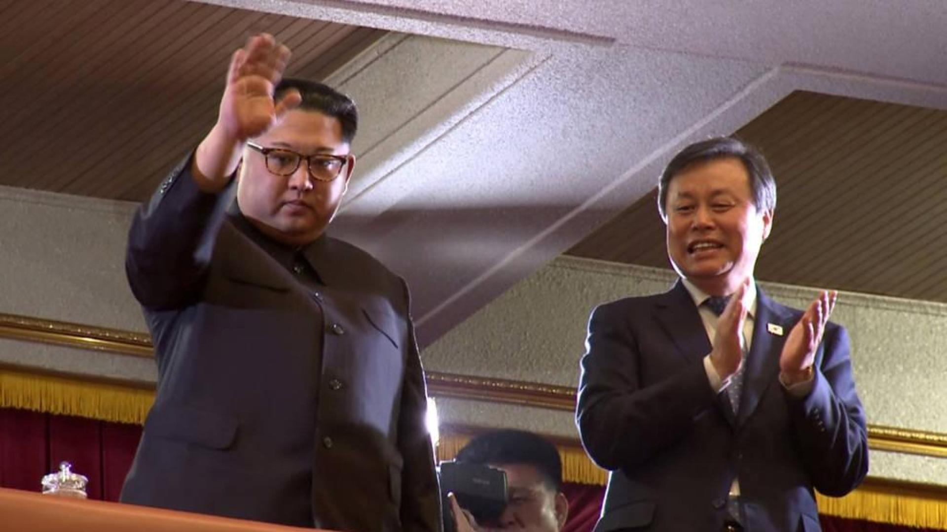 Kim Jong Un asiste a un concierto con estrellas surcoreanas en Pyongyang